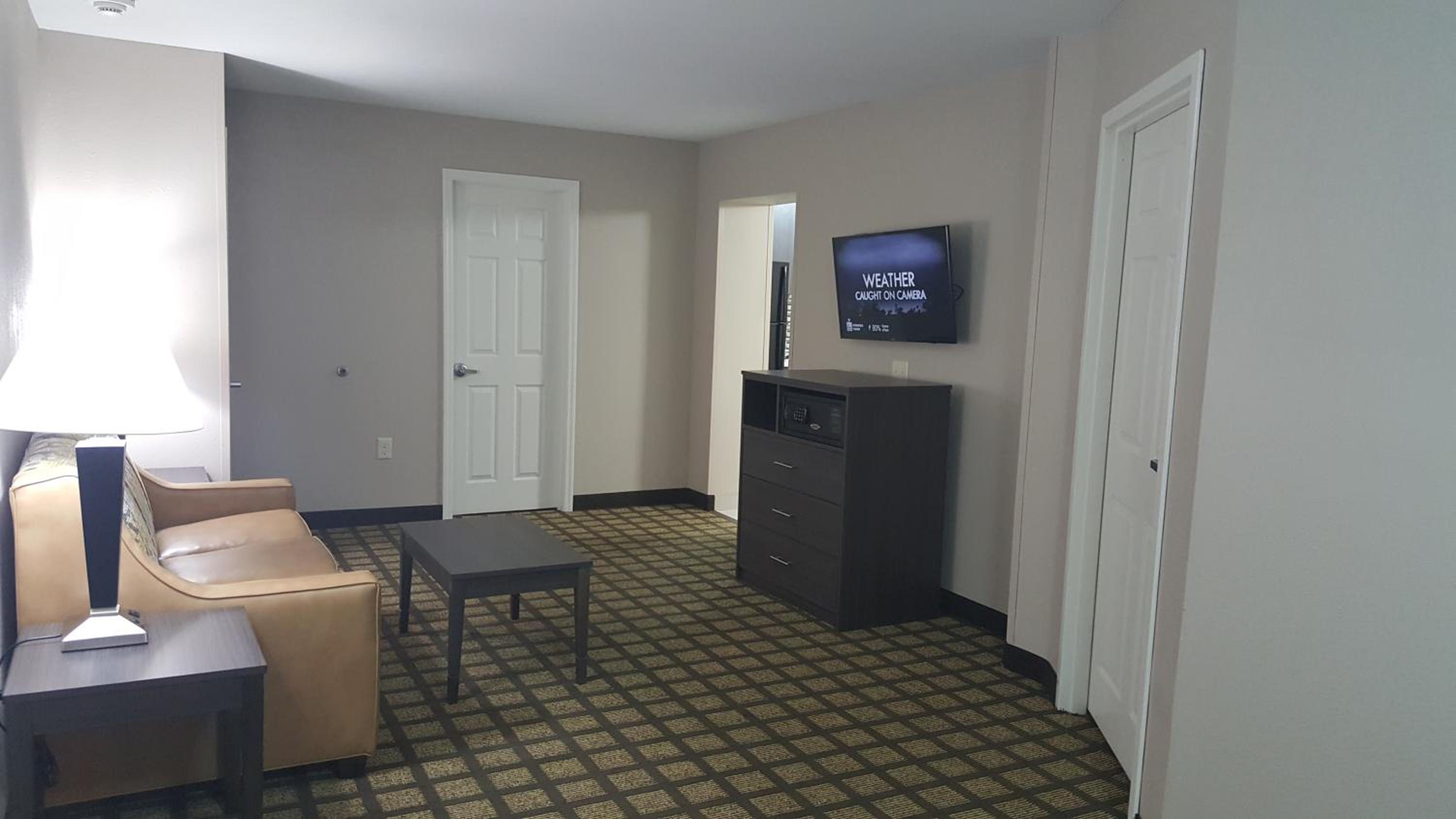 King Suite - Non-Smoking - Photo 3