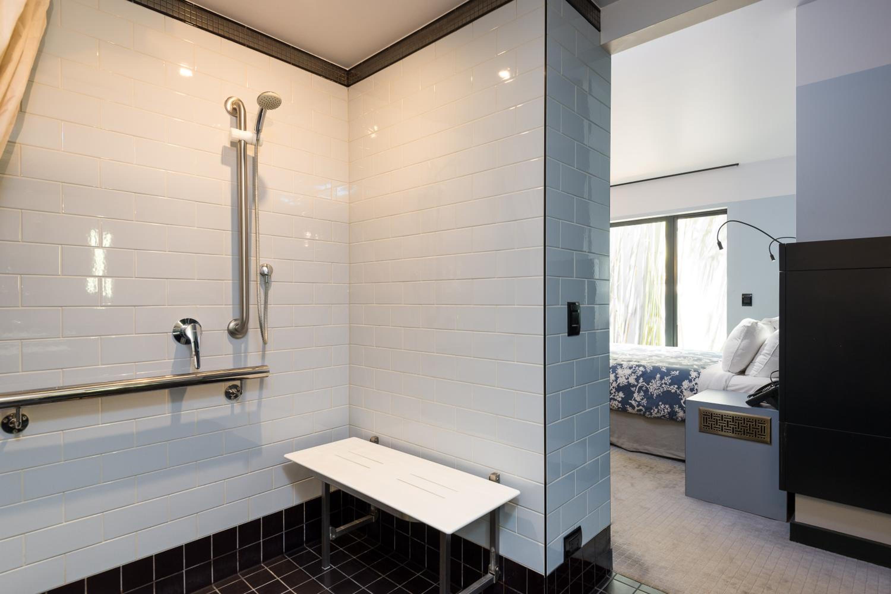Queen Room - Disability Access photo 2