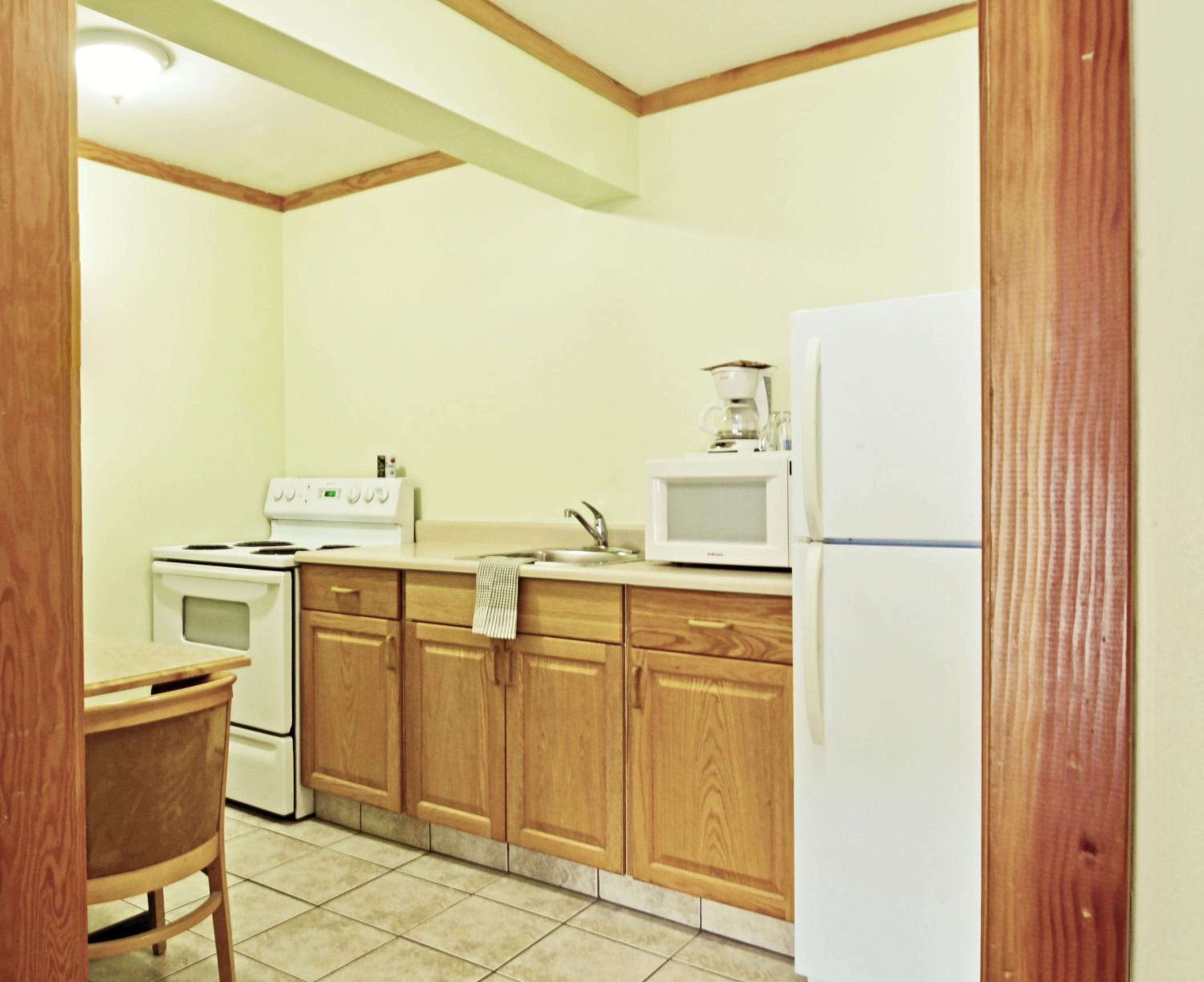 Studio Suite - Two Queen Beds with Kitchen - Non-Smoking - Ground Floor - Photo 2