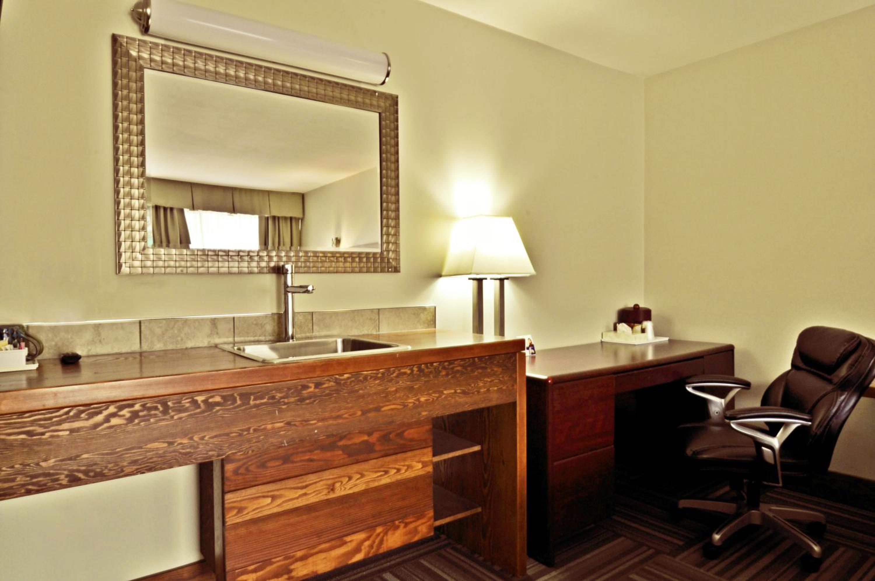 Studio Suite with One King Bed, One Queen Bed & One Sofa Bed - Non-Smoking - Ground Floor - Photo 5