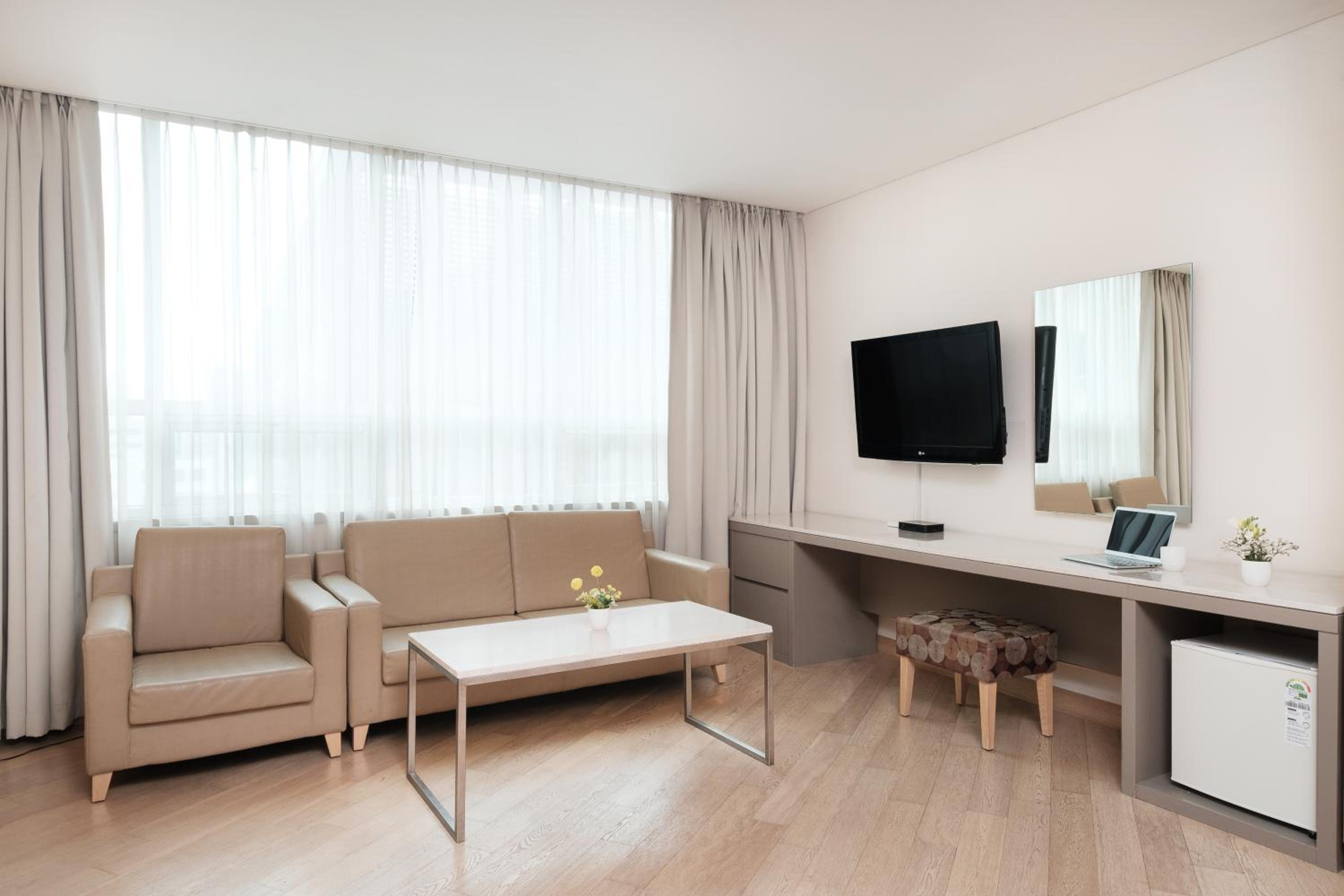 Deluxe Family Room - Photo 3
