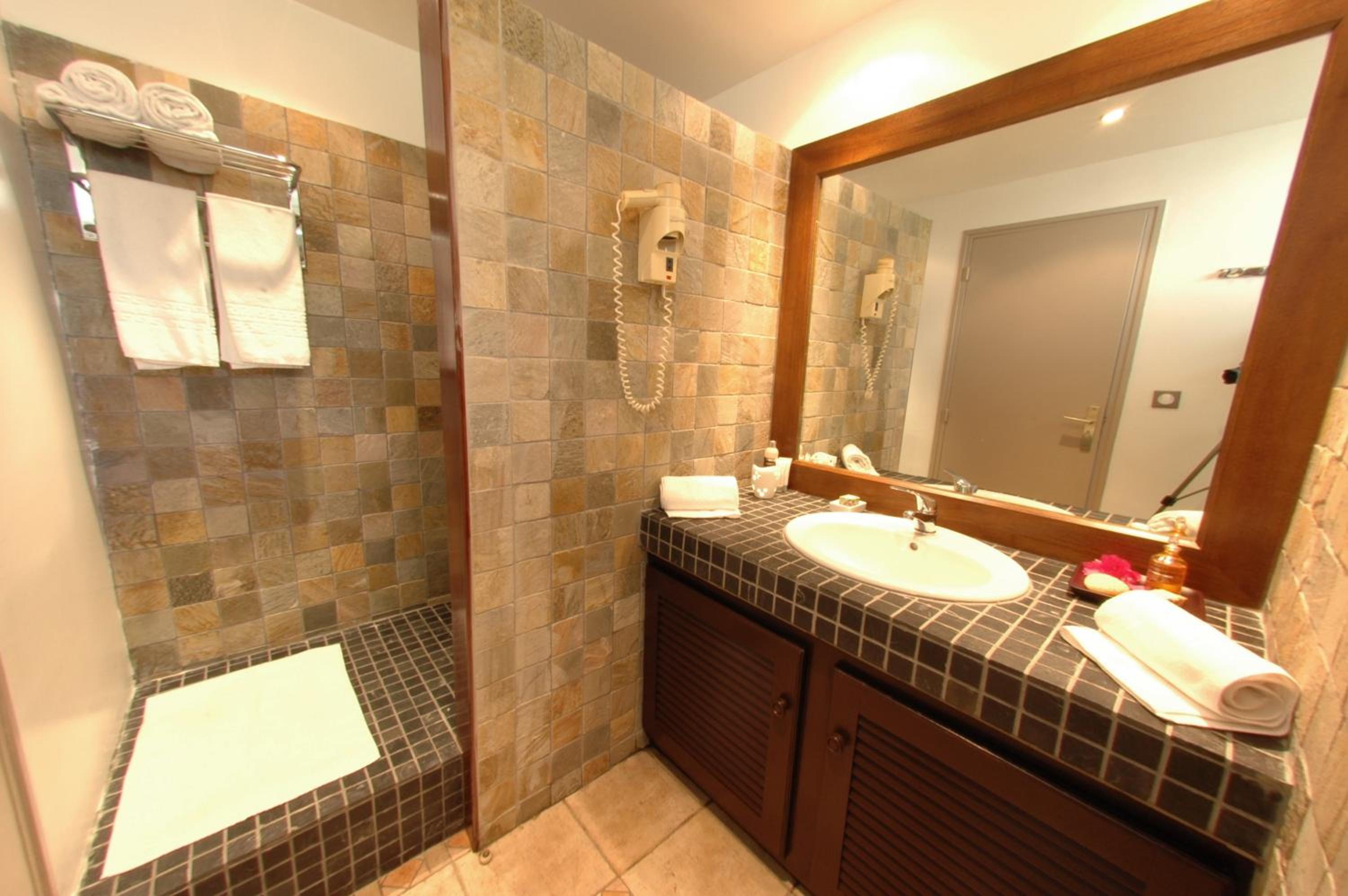 Double or Twin Room - Photo 5