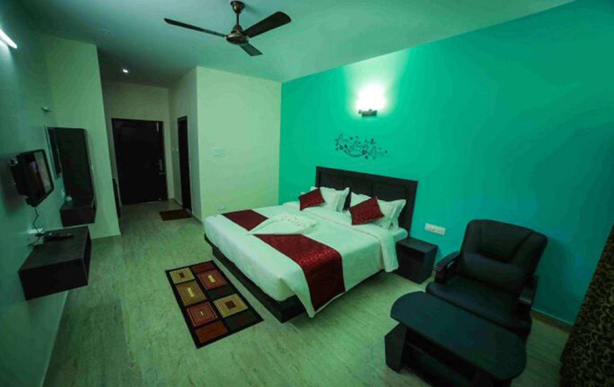 Deluxe King Room - Photo 1