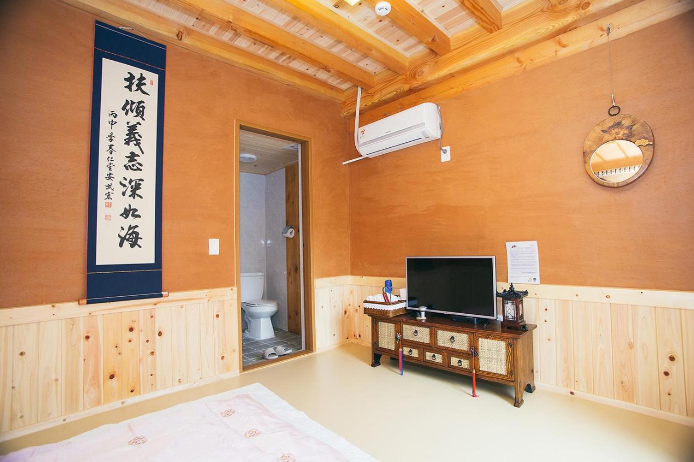Korean-Style Family Room with Private Bathroom photo 3