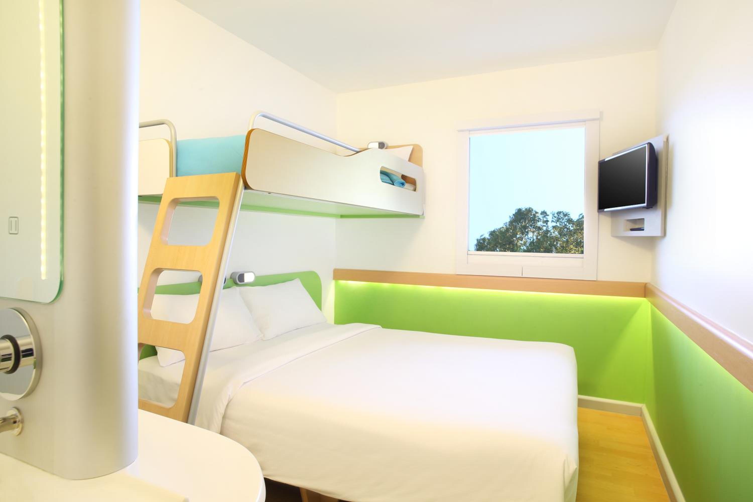 Standard Queen Room with Bunk Bed - Photo 4