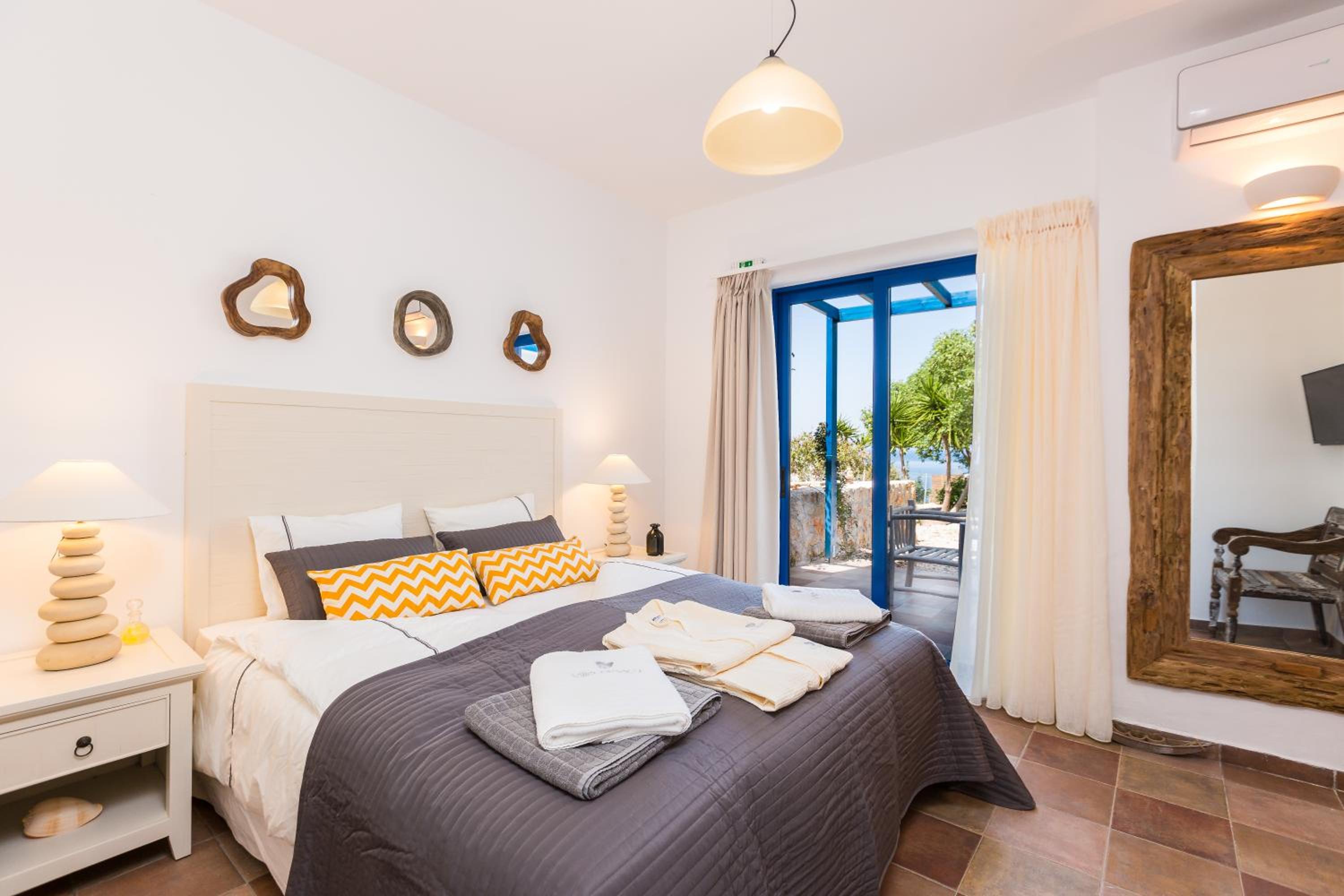 Three-Bedroom Villa with Private Pool and Sea View photo 3