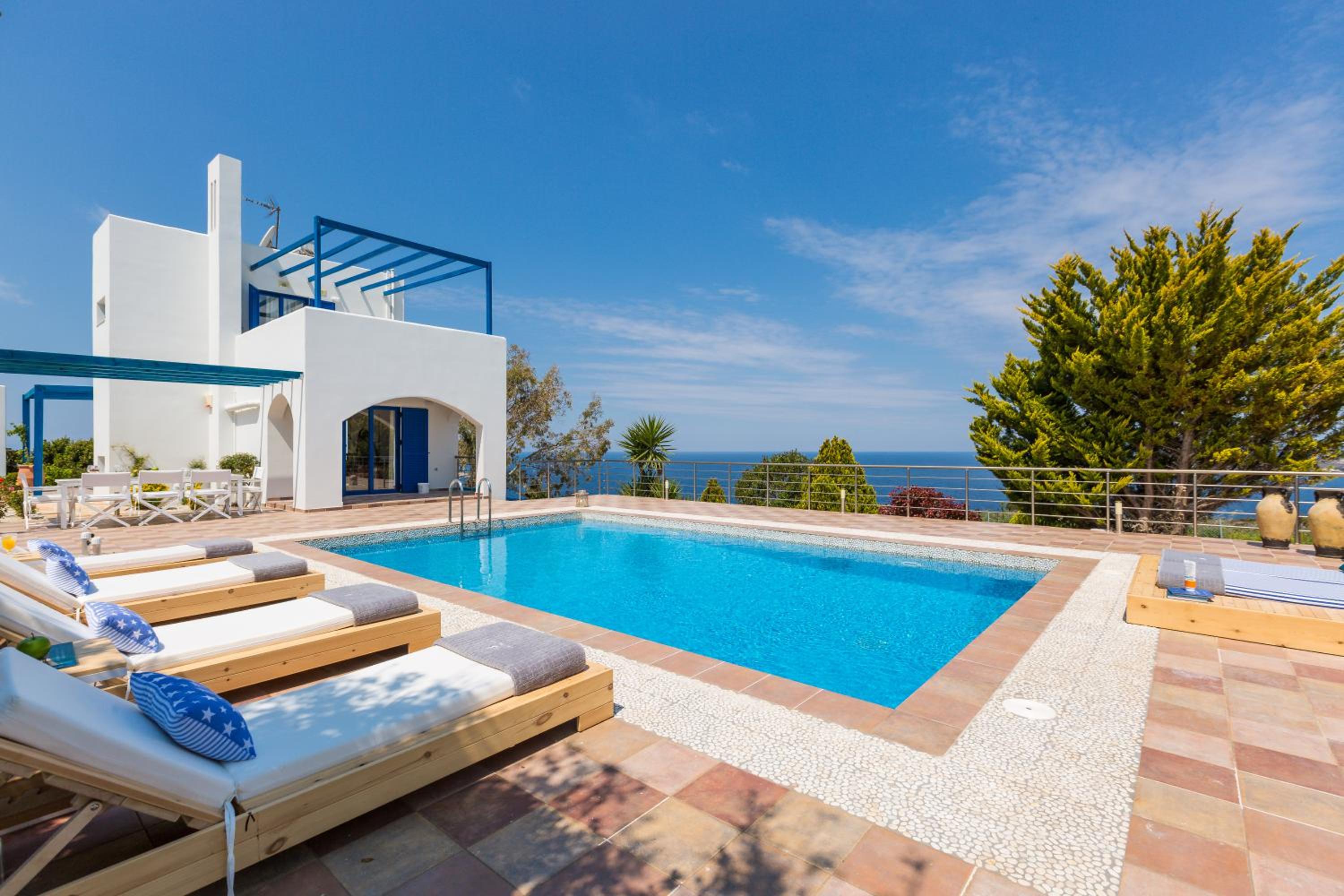 Three-Bedroom Villa with Private Pool and Sea View photo 3