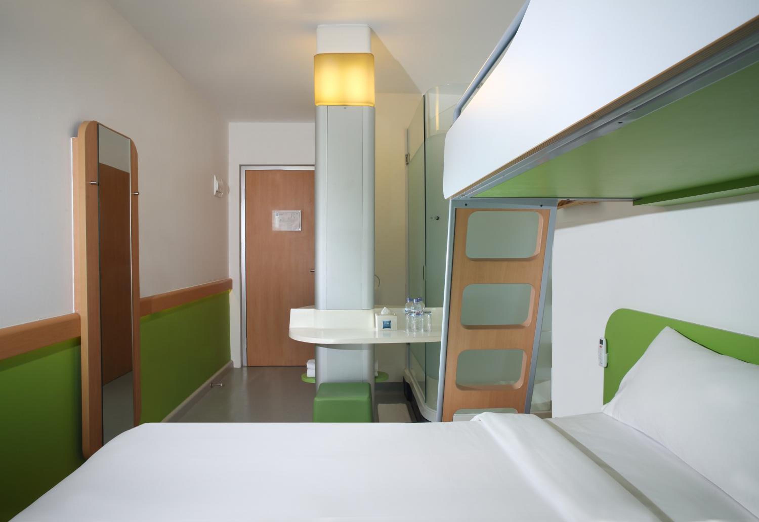 Standard Queen Room with Bunk Bed - Photo 1
