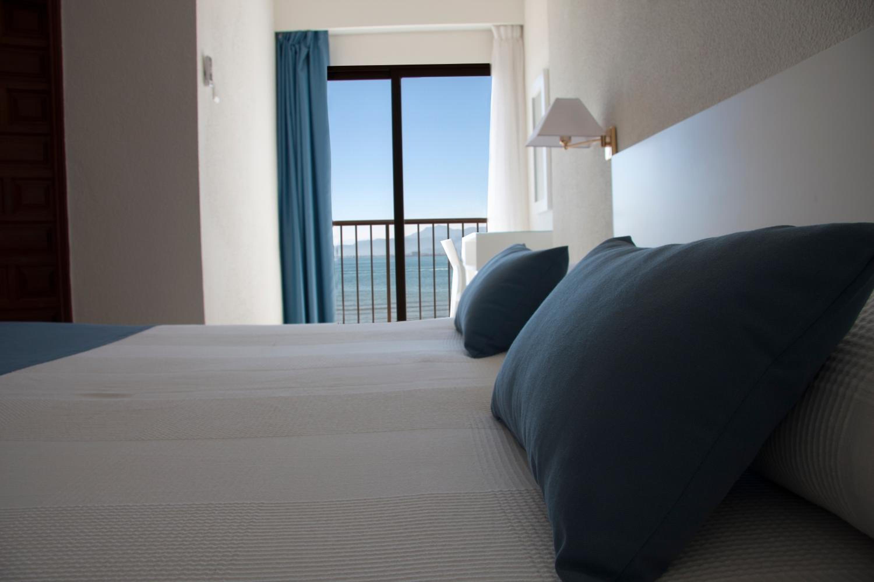 Double or Twin Room with Sea View - Photo 4