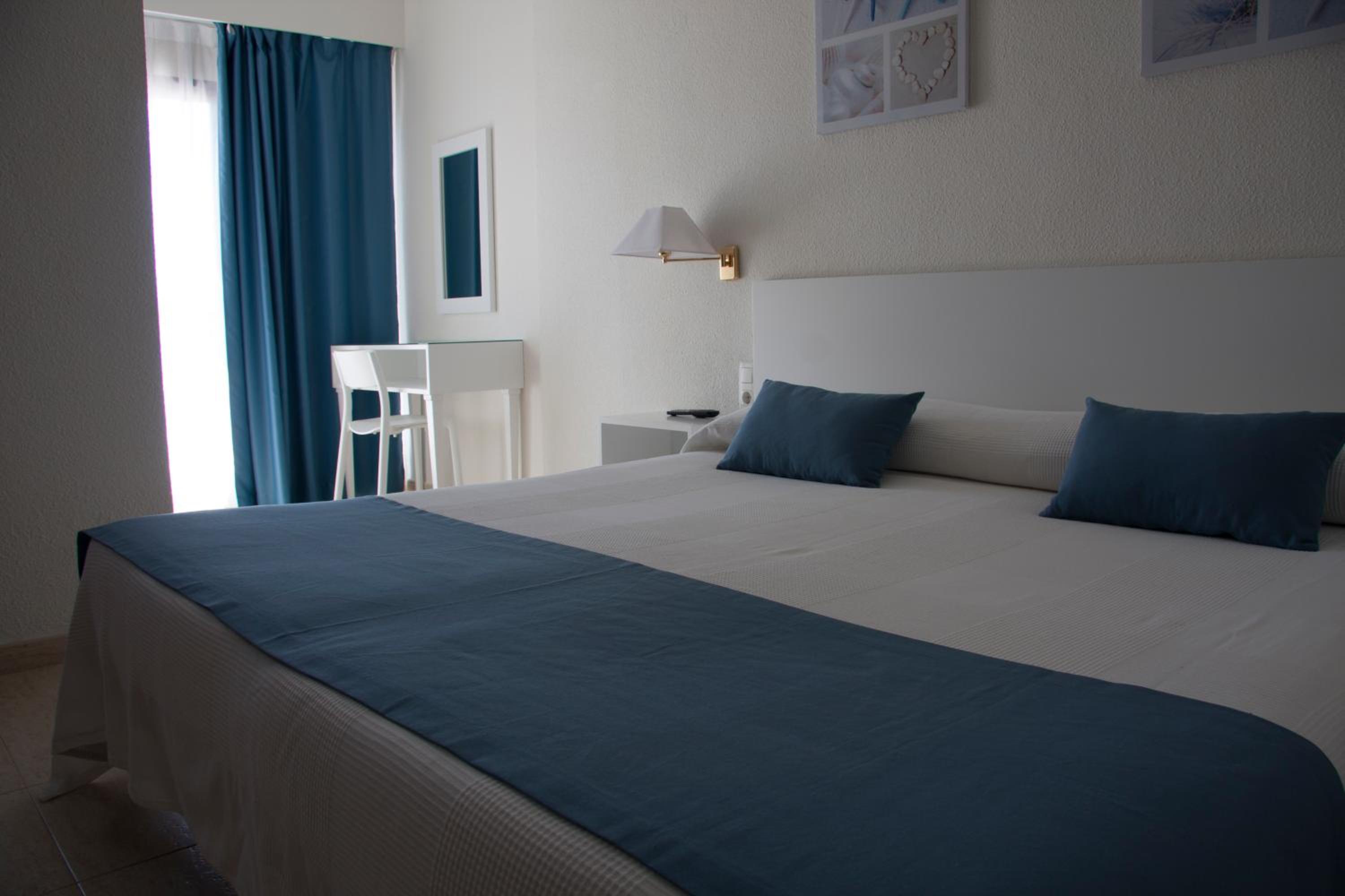 Double or Twin Room with Sea View - Photo 3
