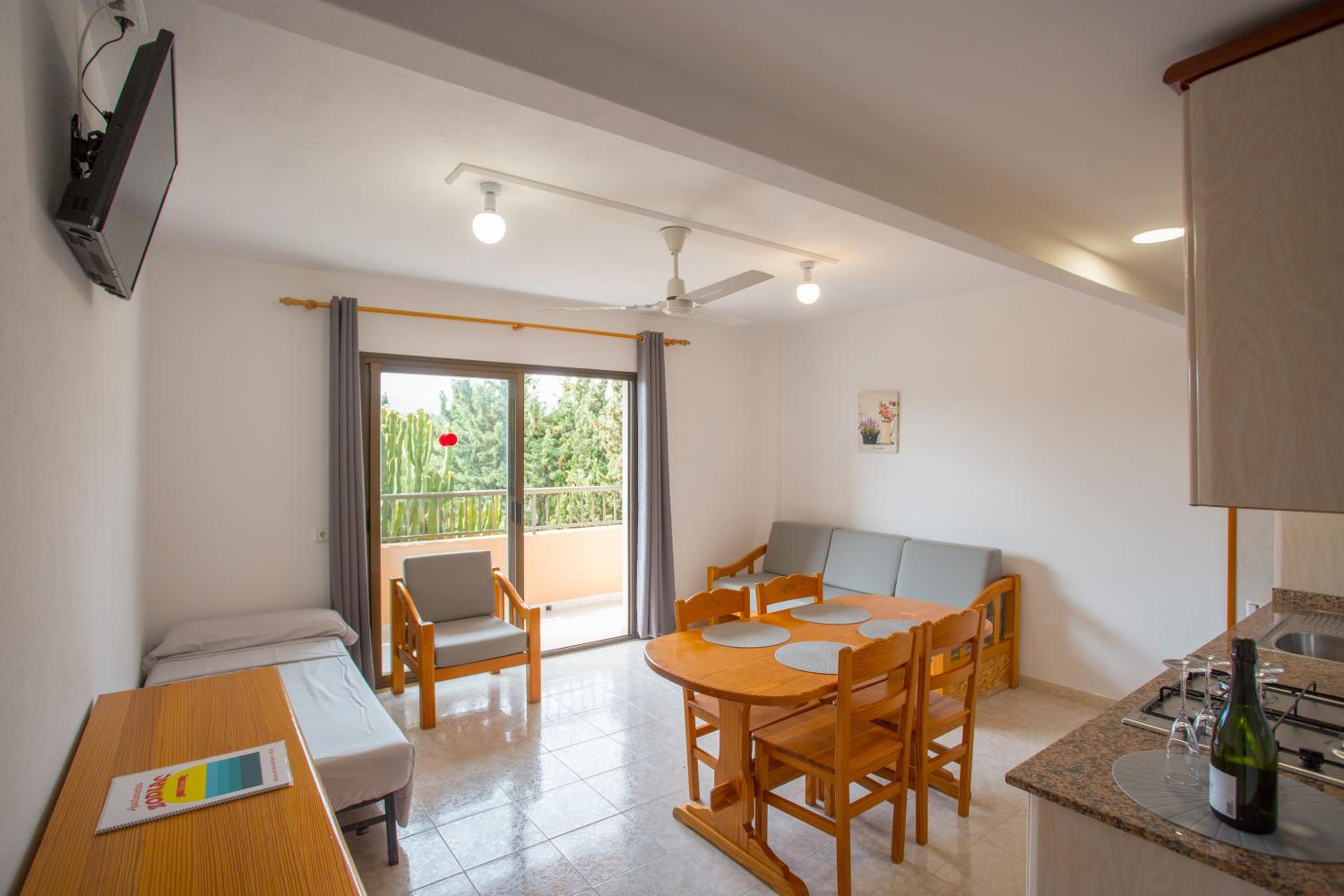 One-Bedroom Apartment (4 Adults) photo 3