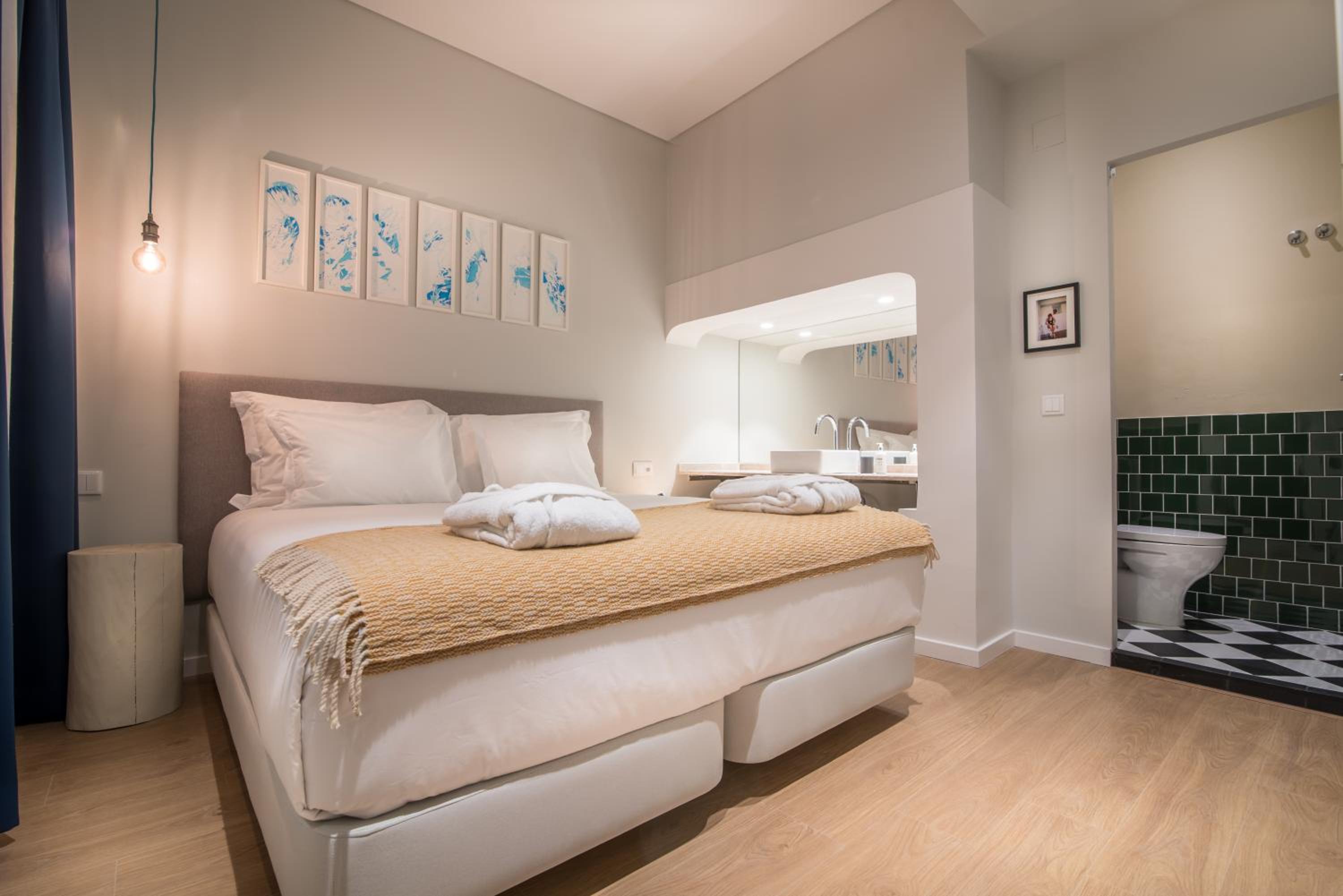 Small Room with Interior View photo 1