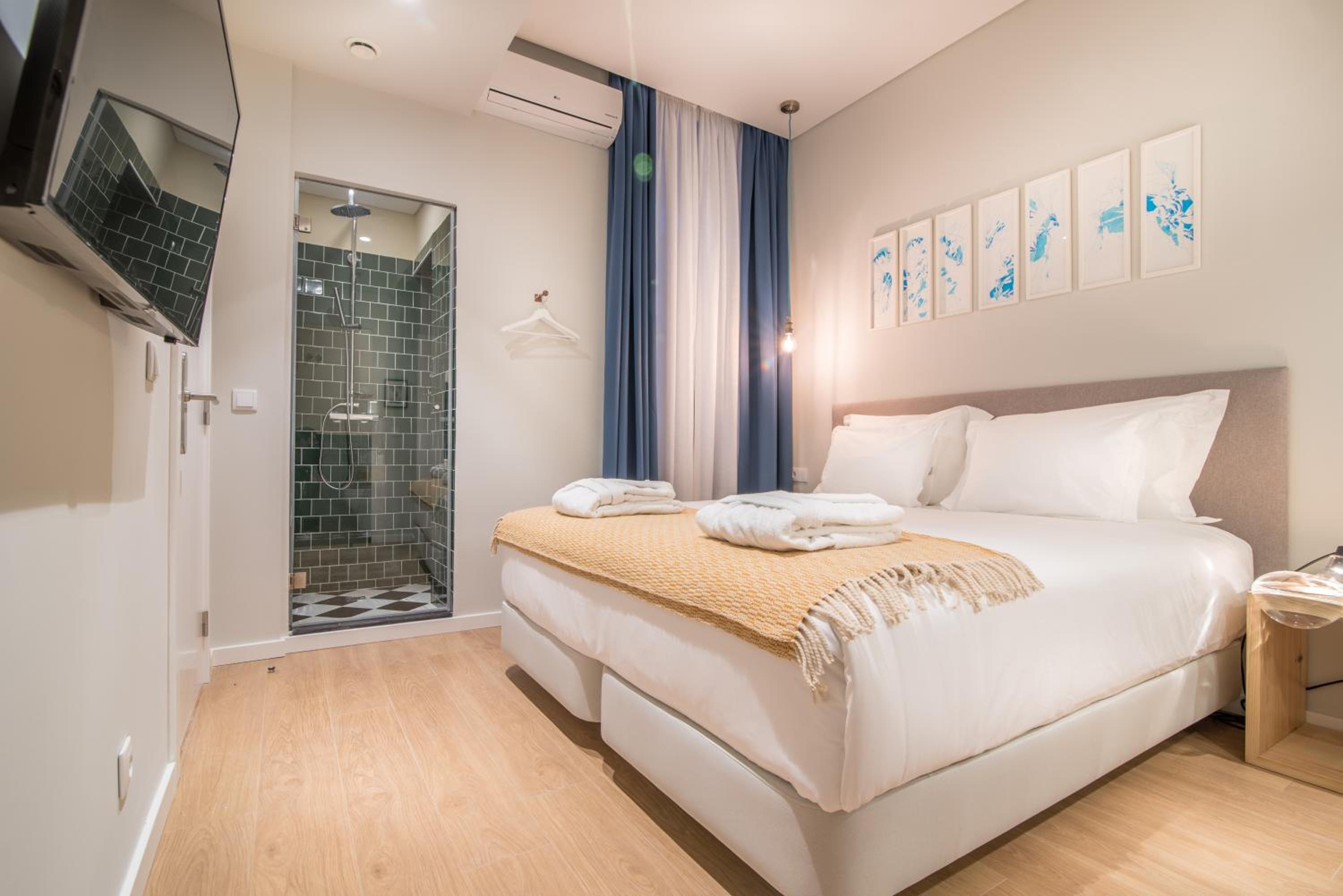 Small Room with Interior View photo 2
