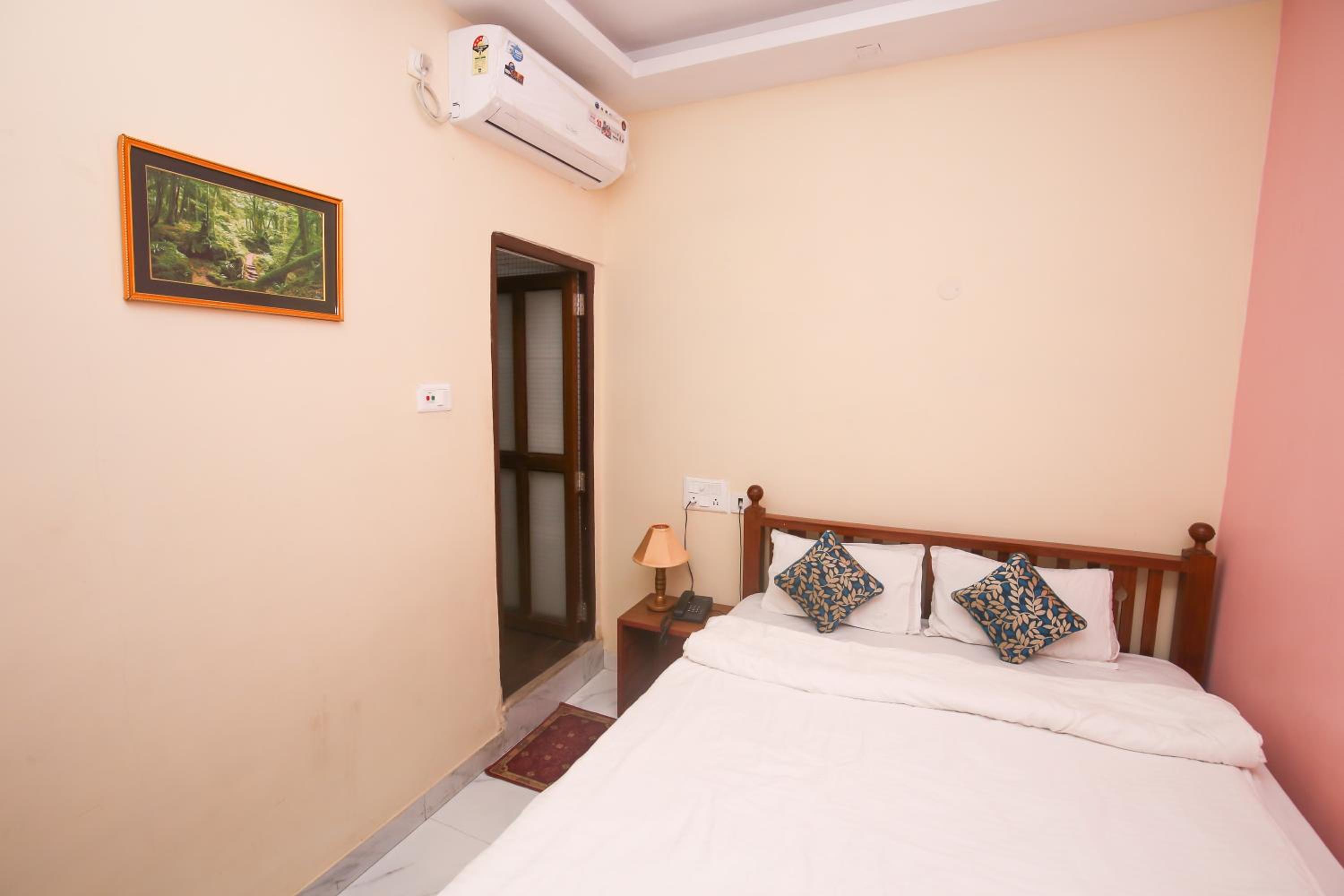 Budget Double Room - Photo 2