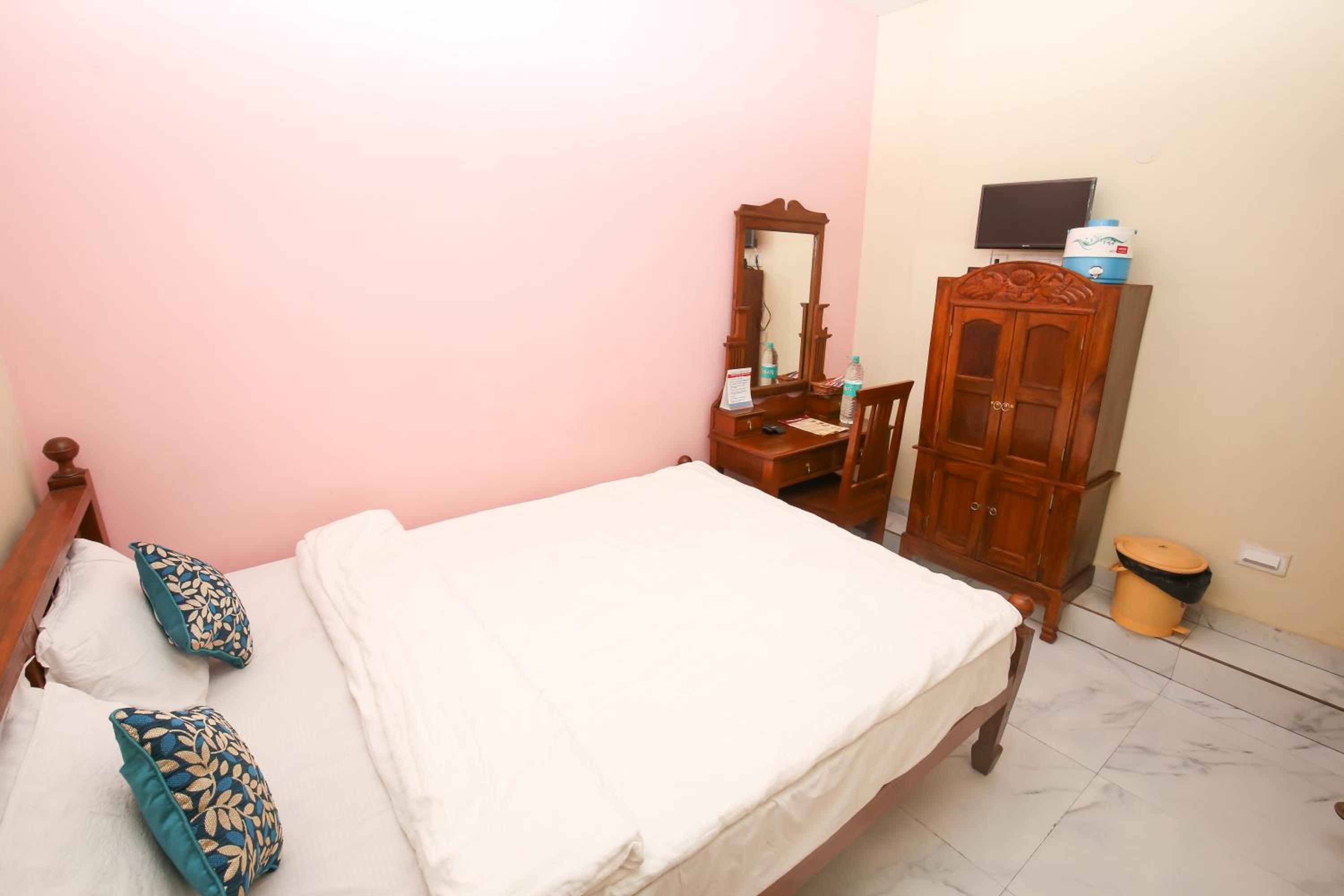 Budget Double Room - Photo 7