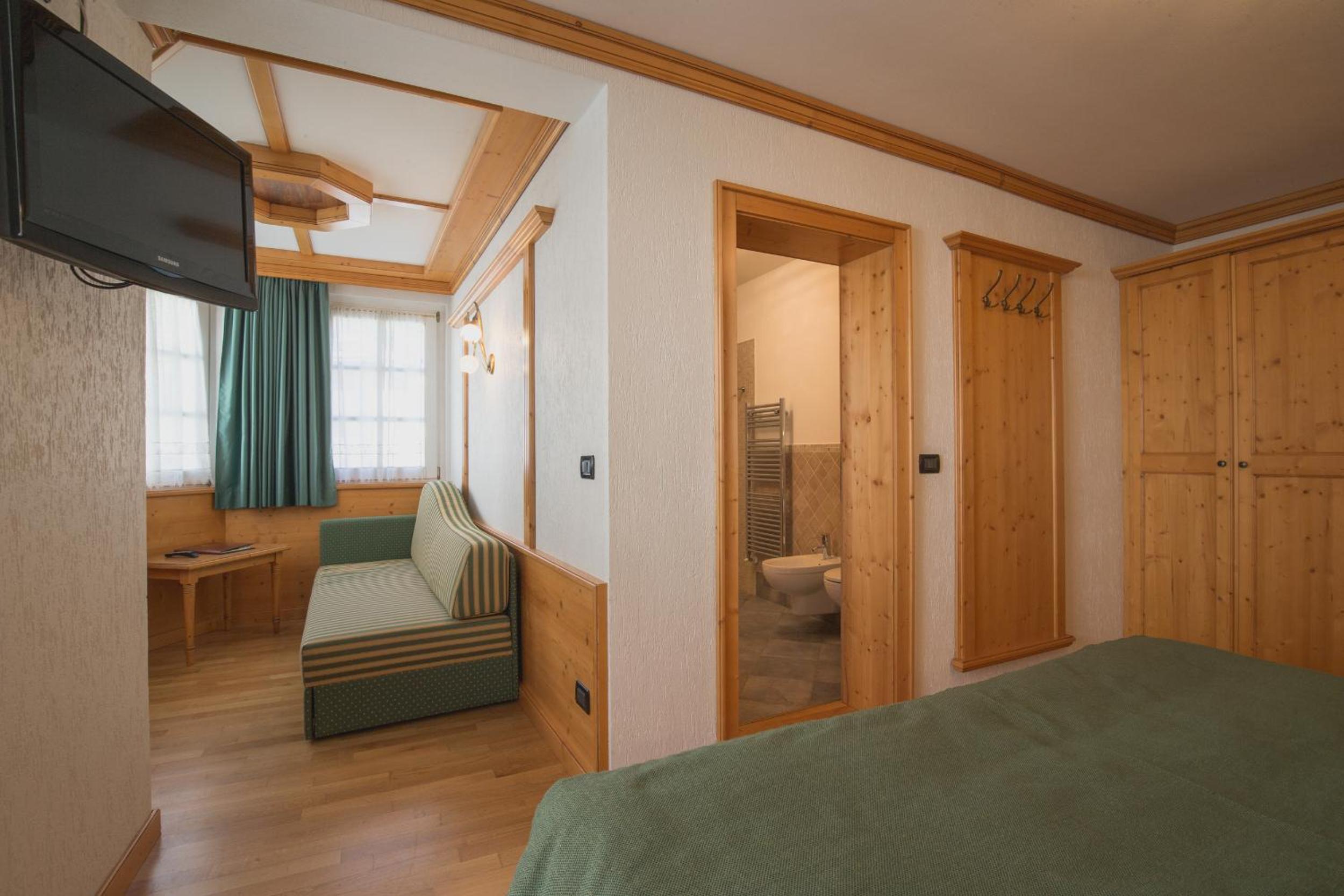 Deluxe Junior Suite photo 3