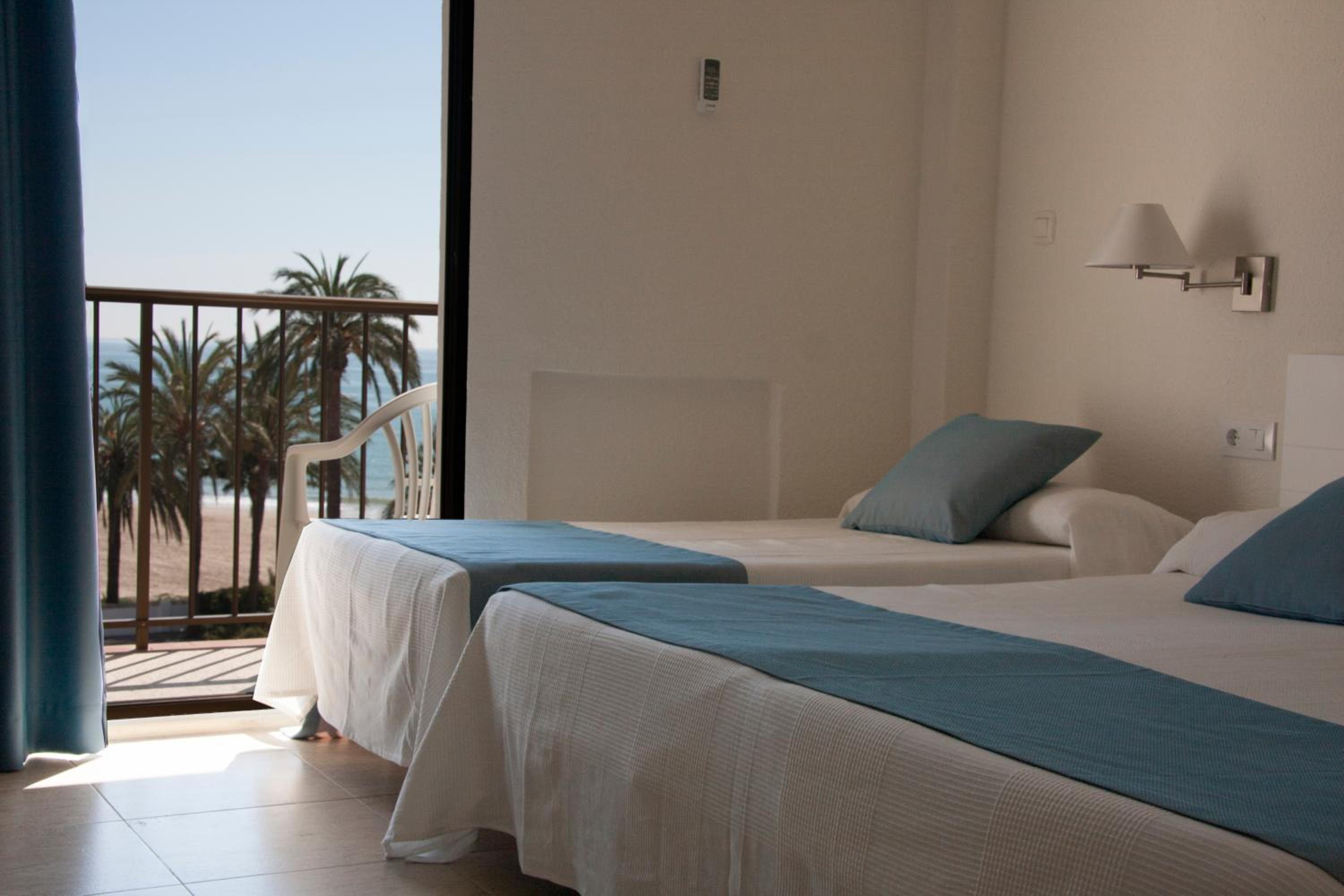 Habitación triple con vista a la piscina