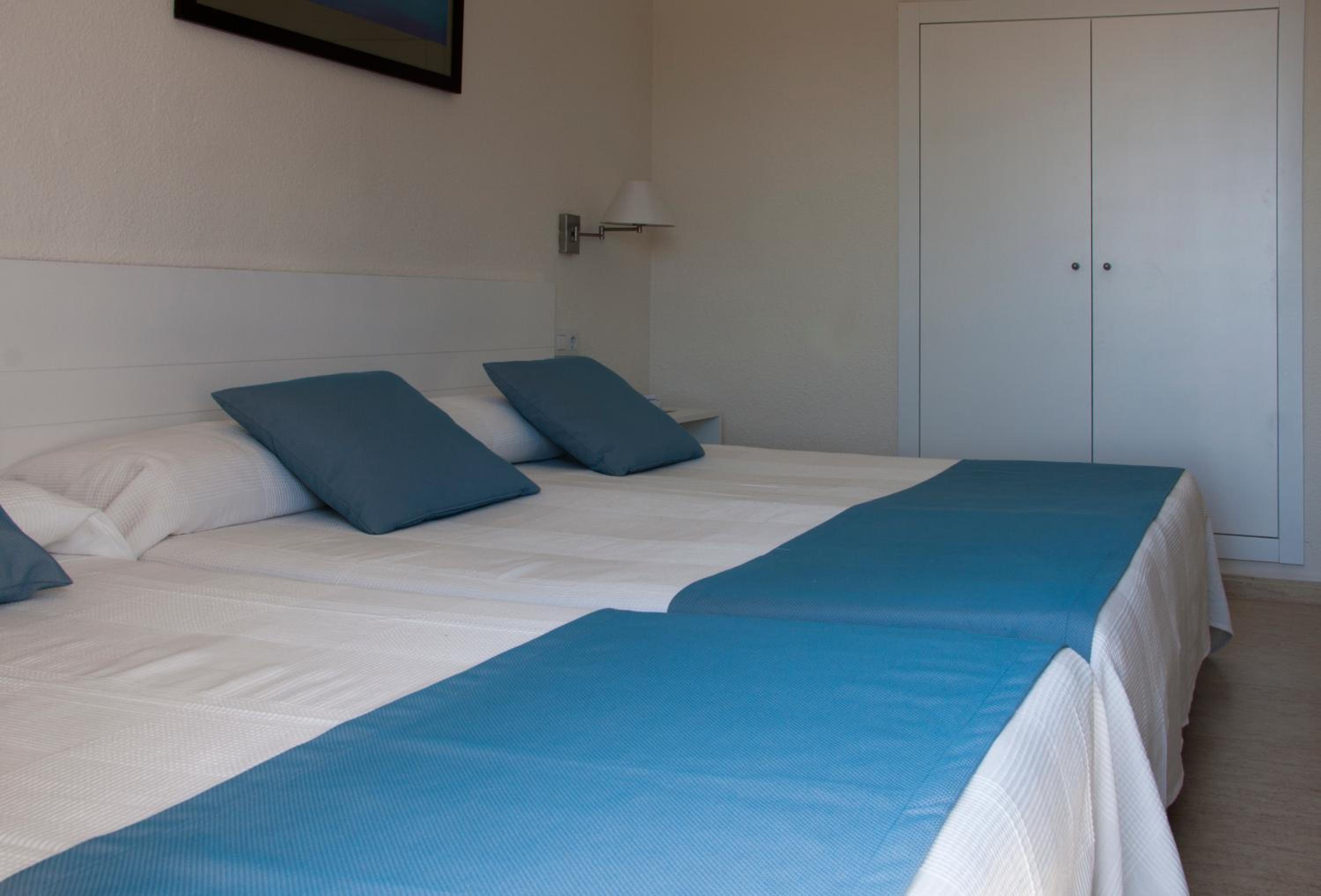 Triple Room with Pool View photo 2