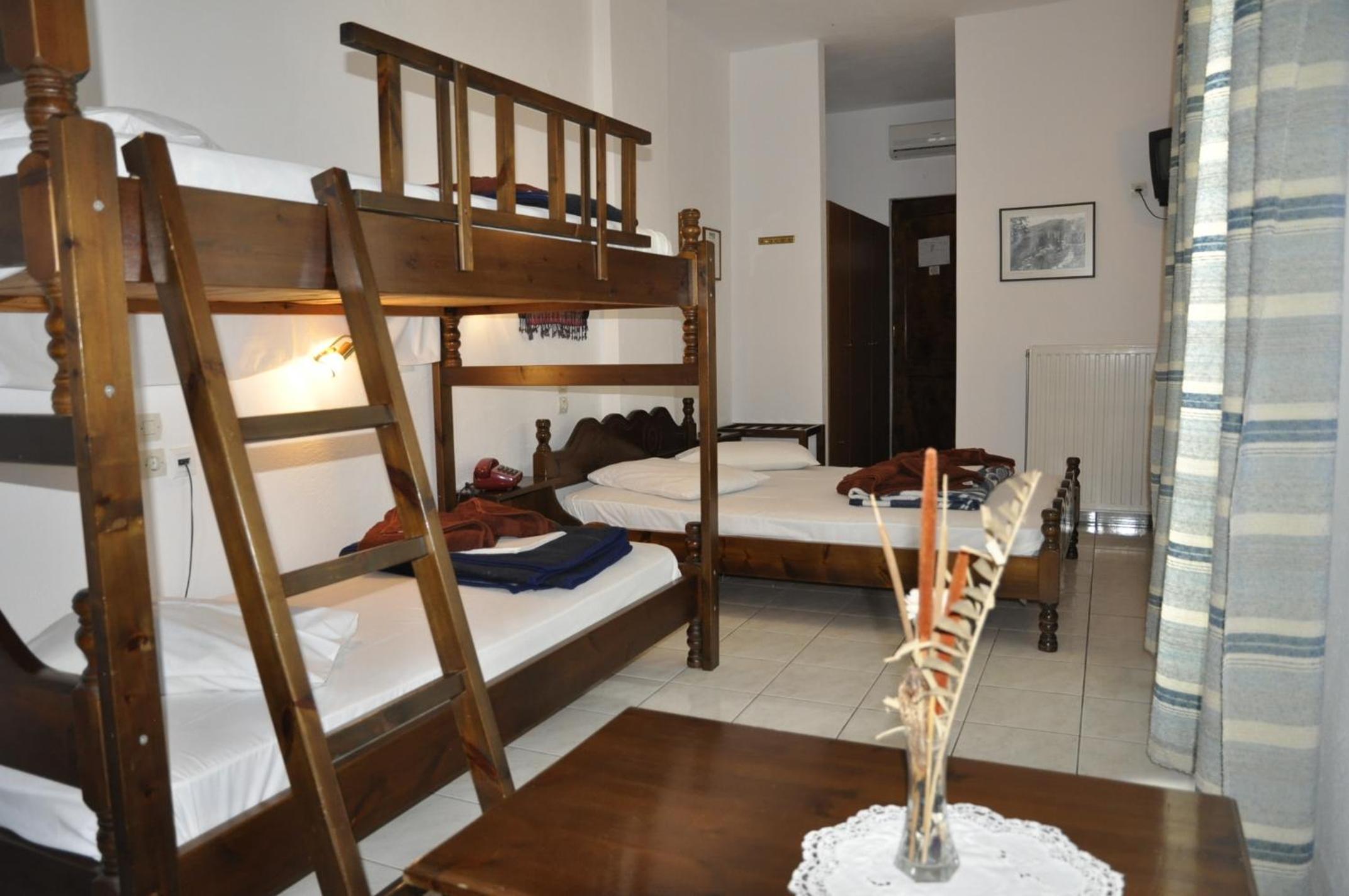 Quadruple Room with Sea View - Photo 9