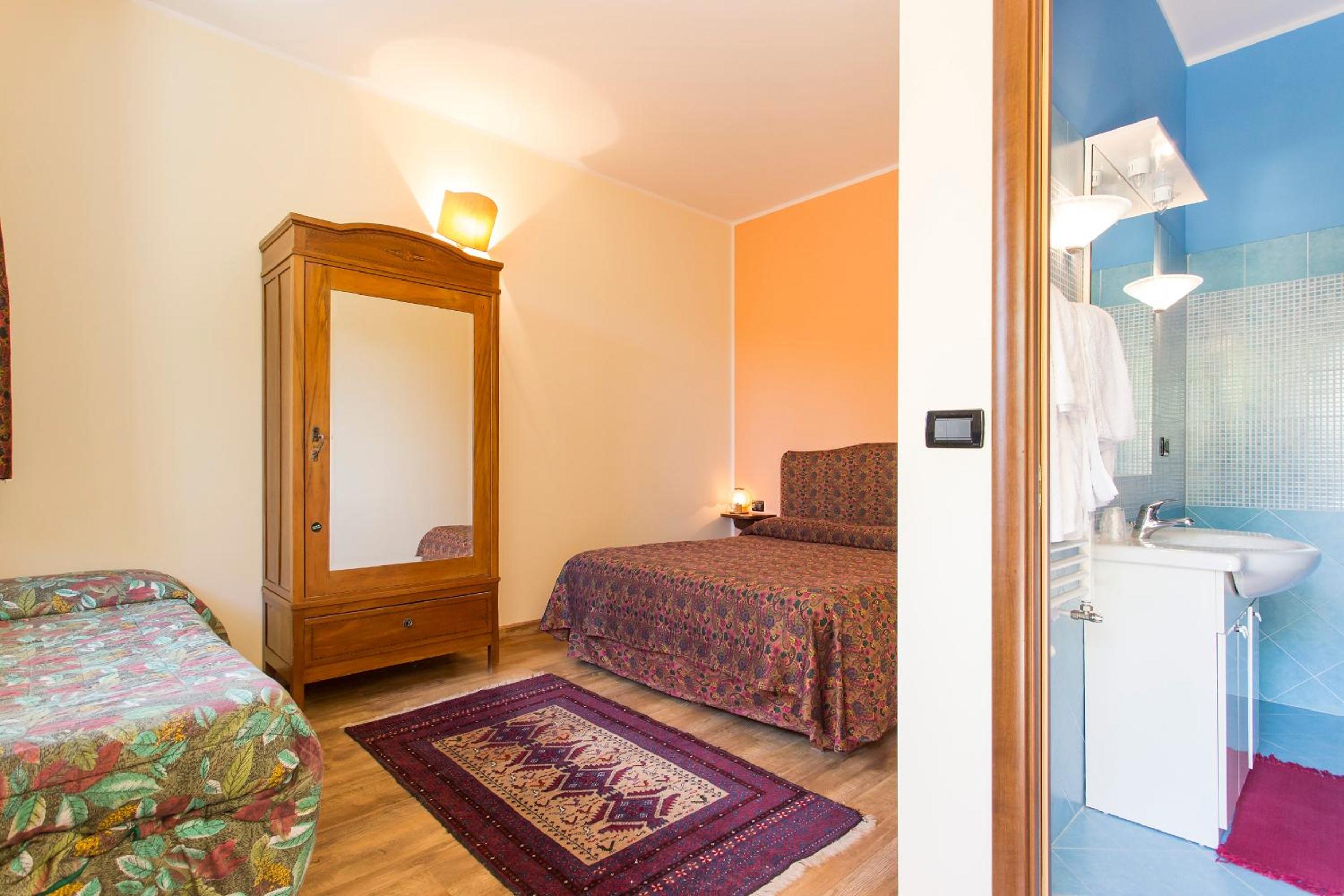 Twin Room with Bathroom - Photo 1