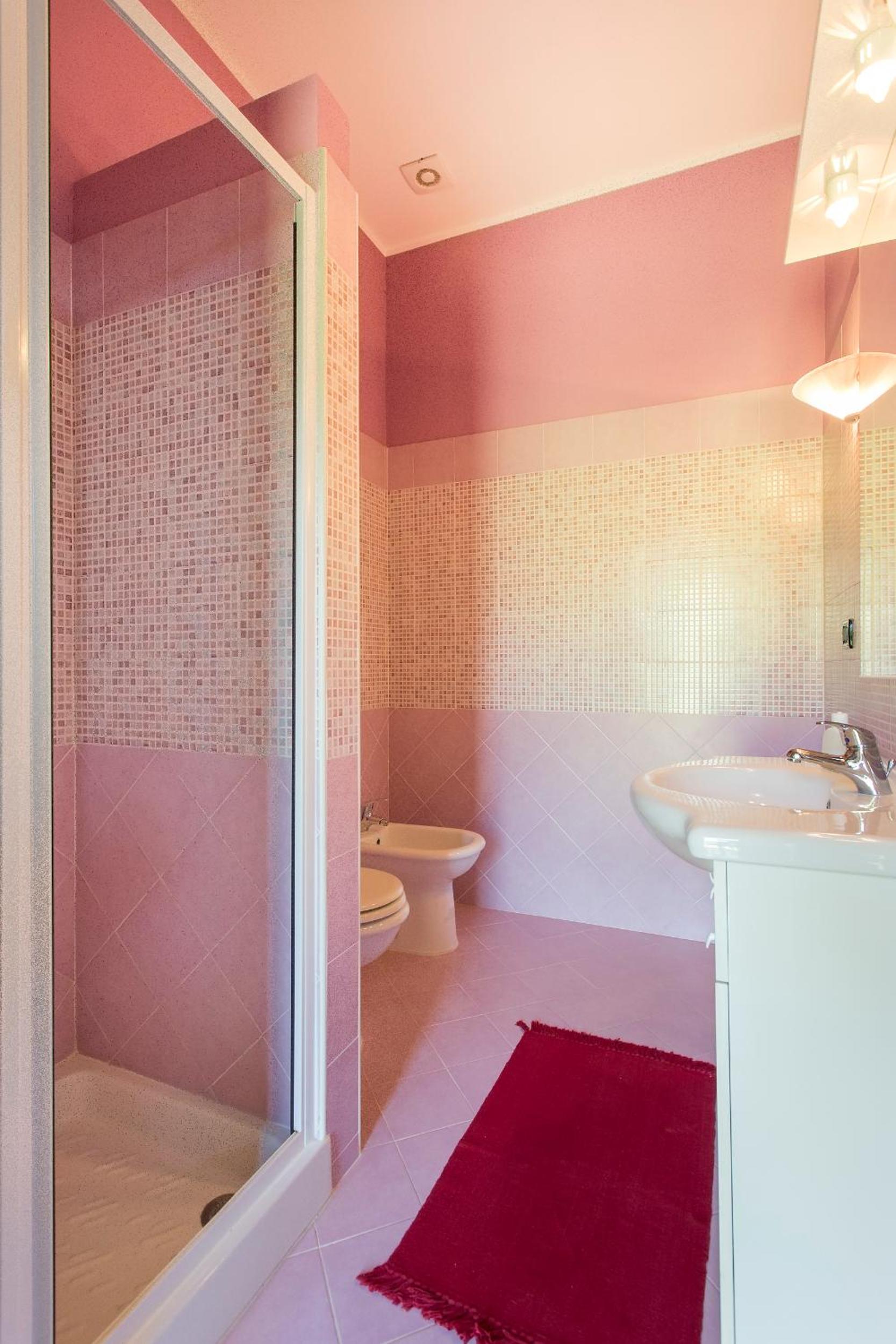 Twin Room with Bathroom - Photo 2