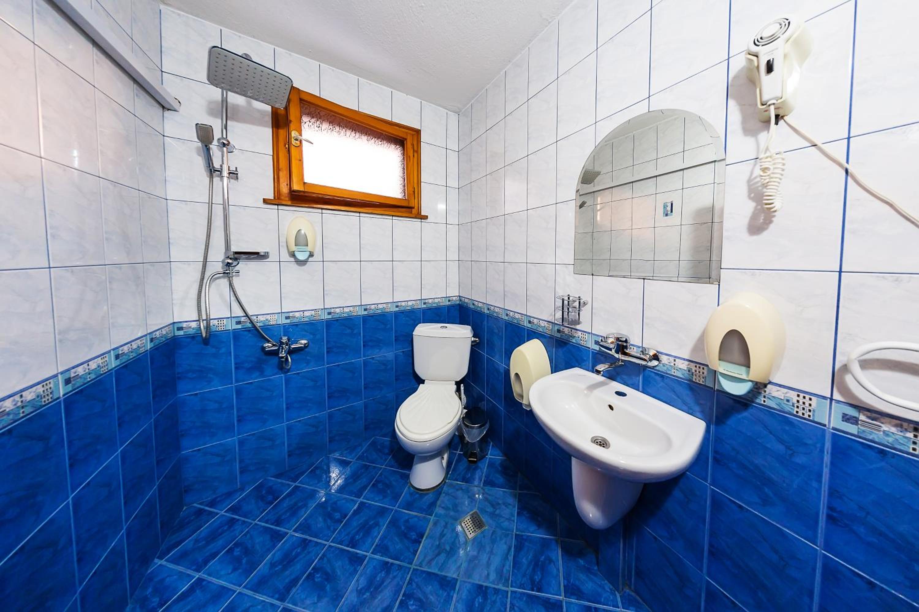 Double or Twin Room with Balcony - Photo 4