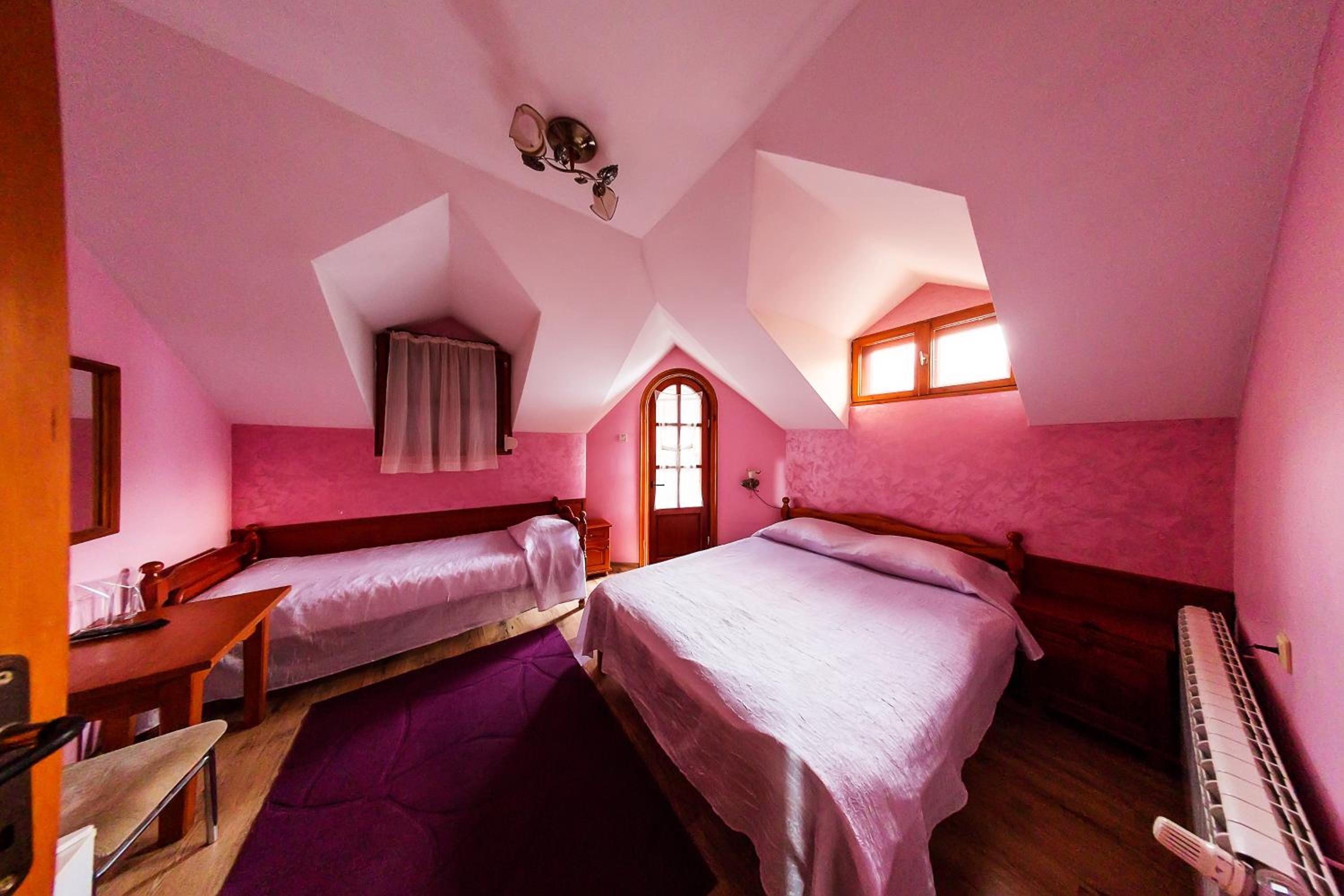 Double or Twin Room with Balcony - Photo 3