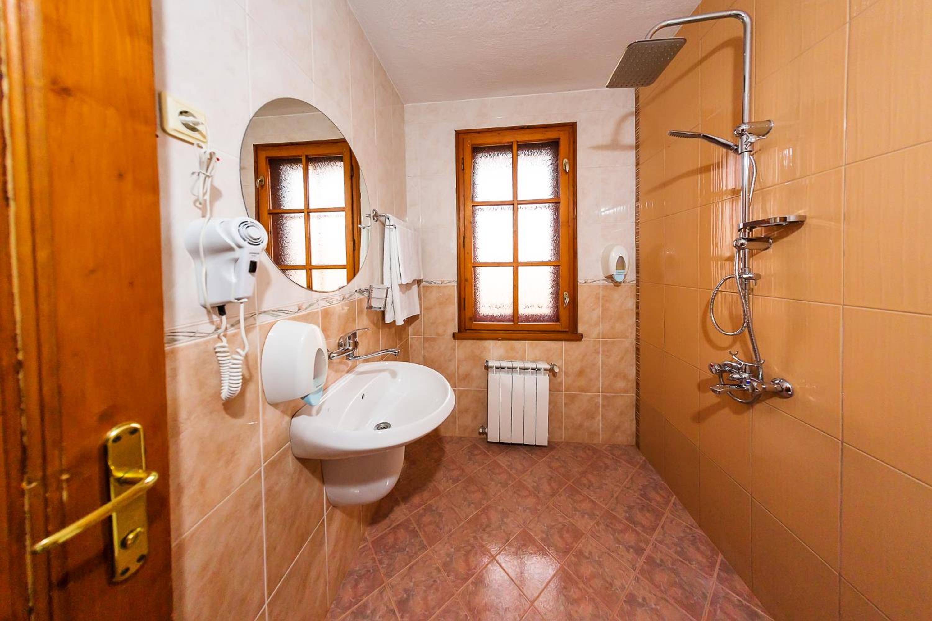 Double or Twin Room with Balcony - Photo 2