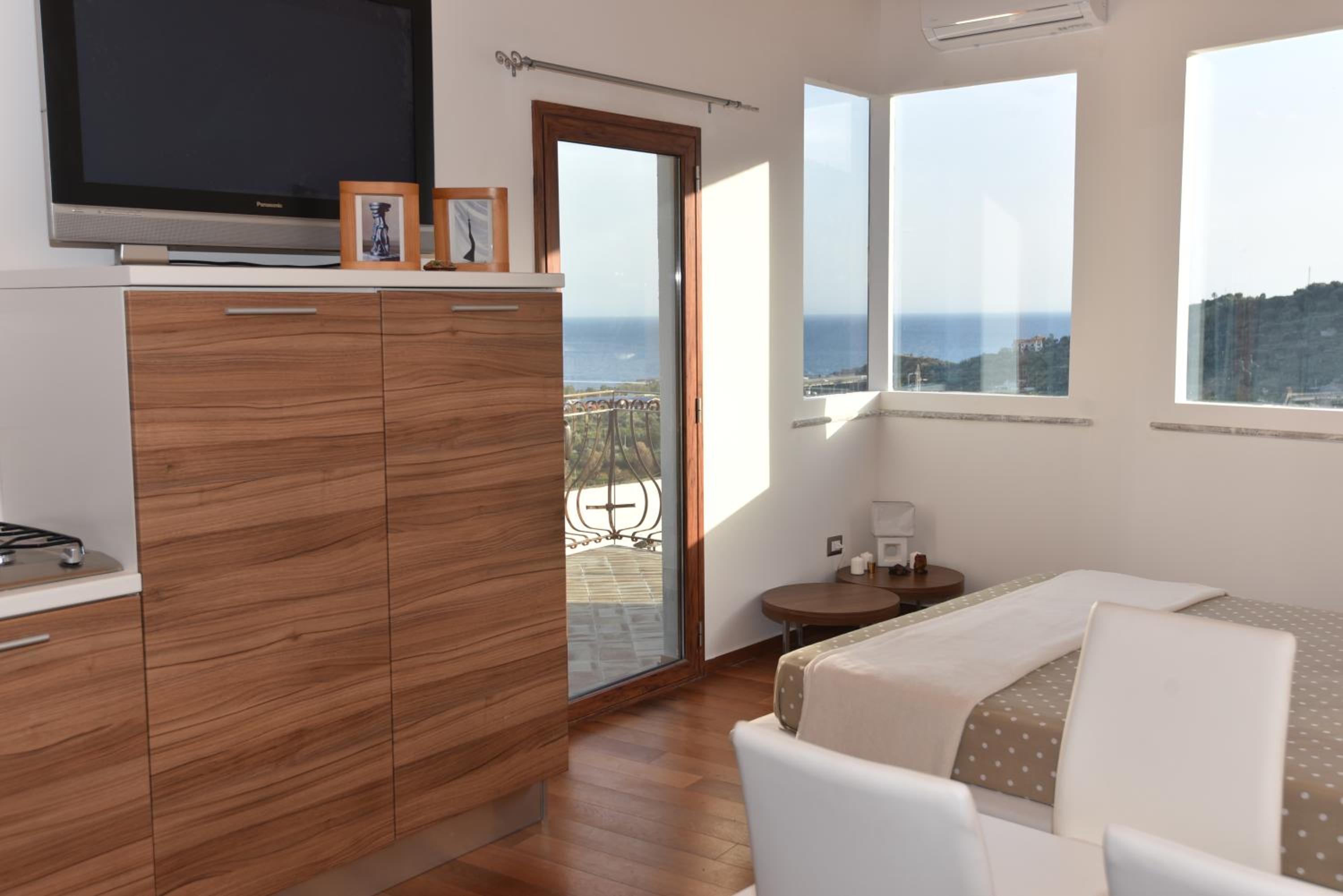 Deluxe Double Room with Balcony and Sea View photo 2