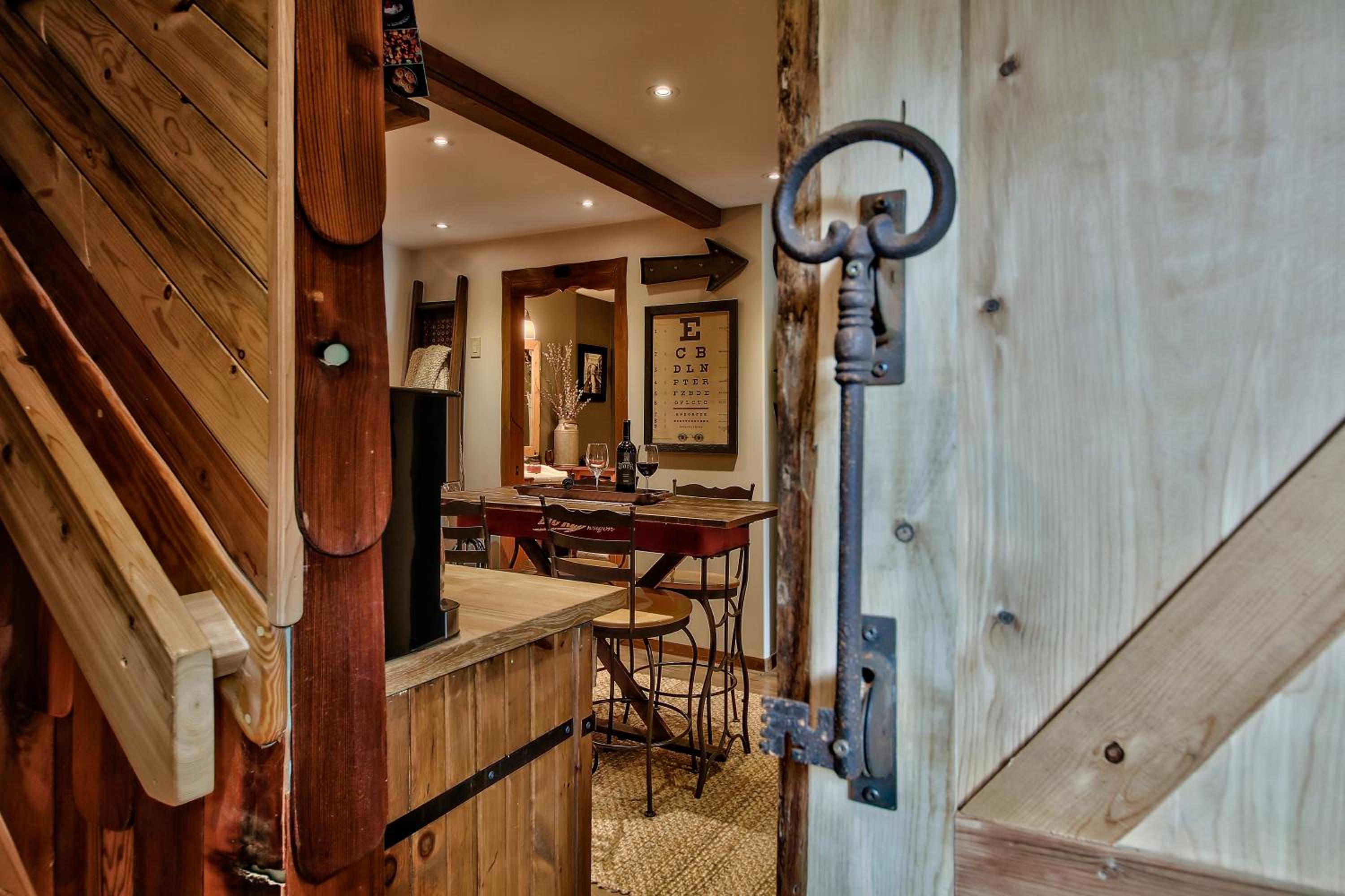 Suite with Hot Tub photo 2