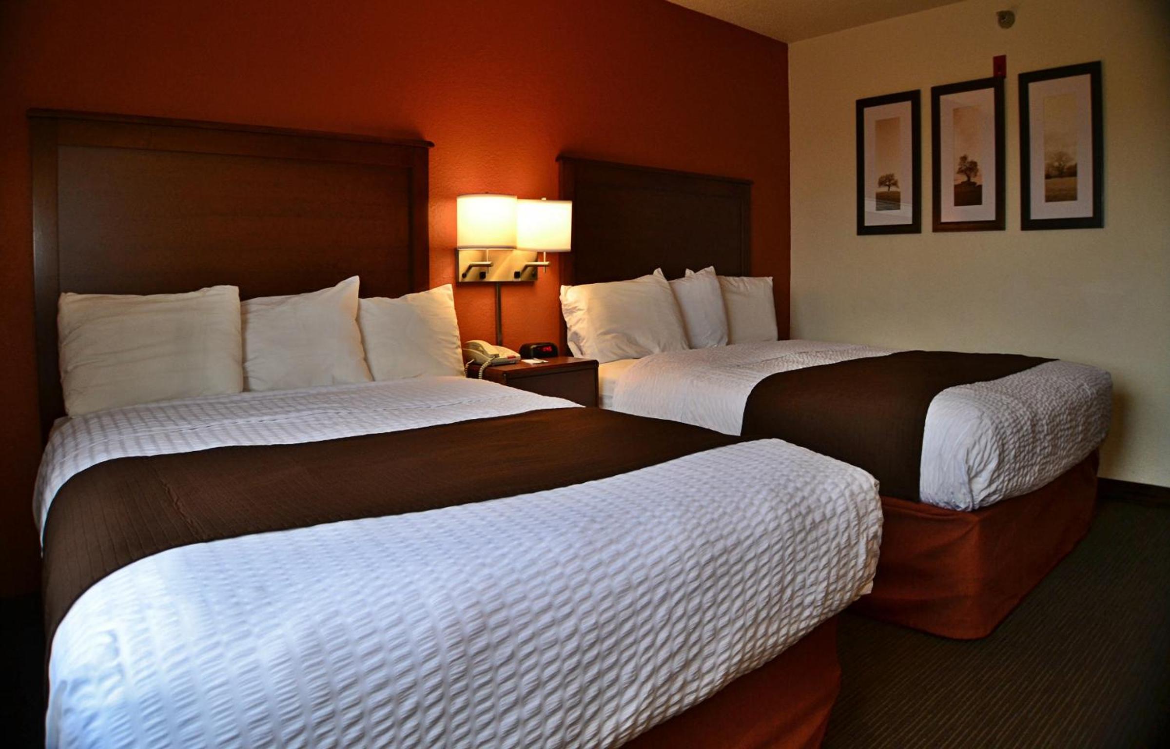 Queen Room with Two Queen Beds - Non-Smoking photo 2