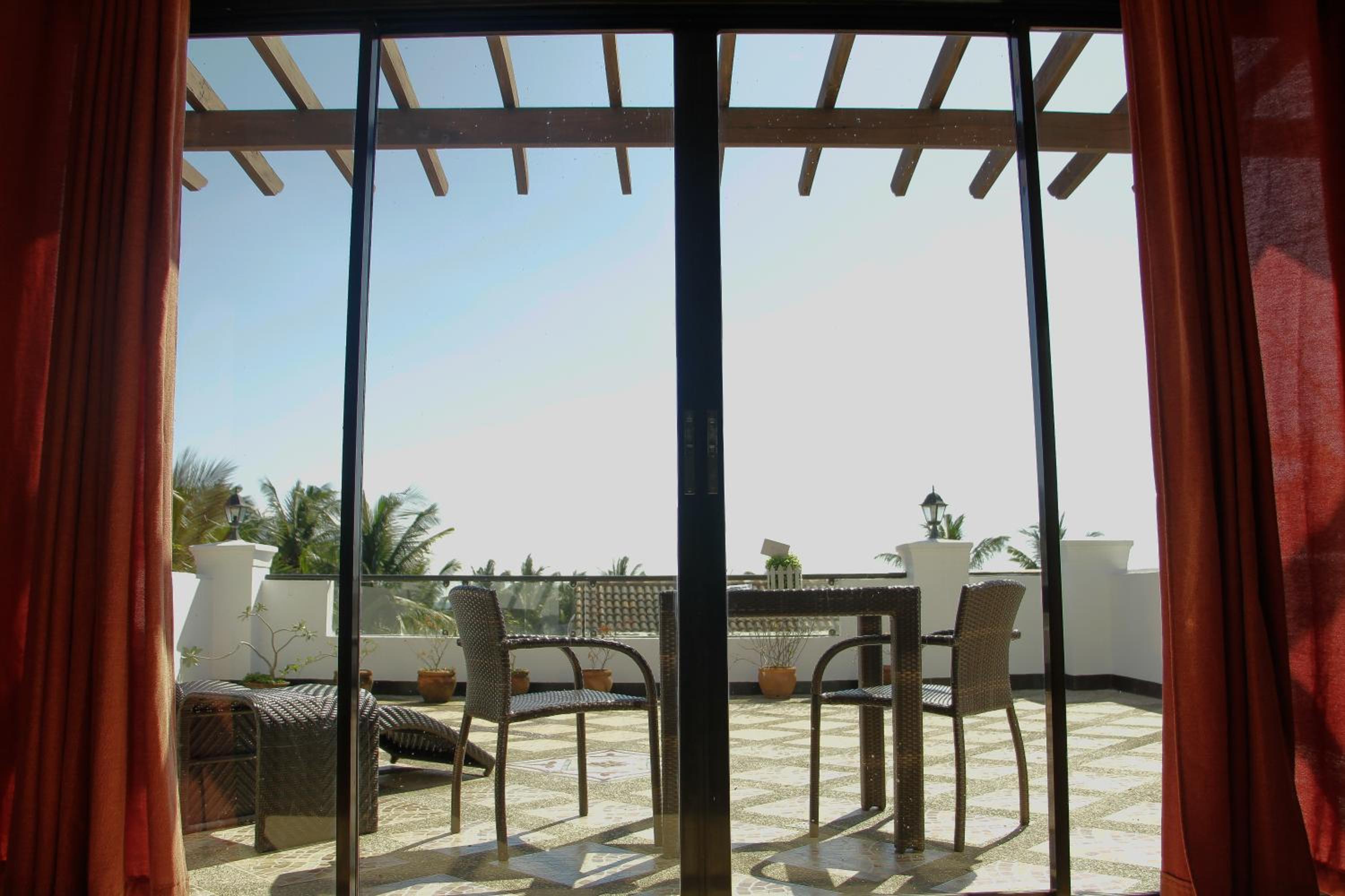 Deluxe Suite with Sea View - Photo 6