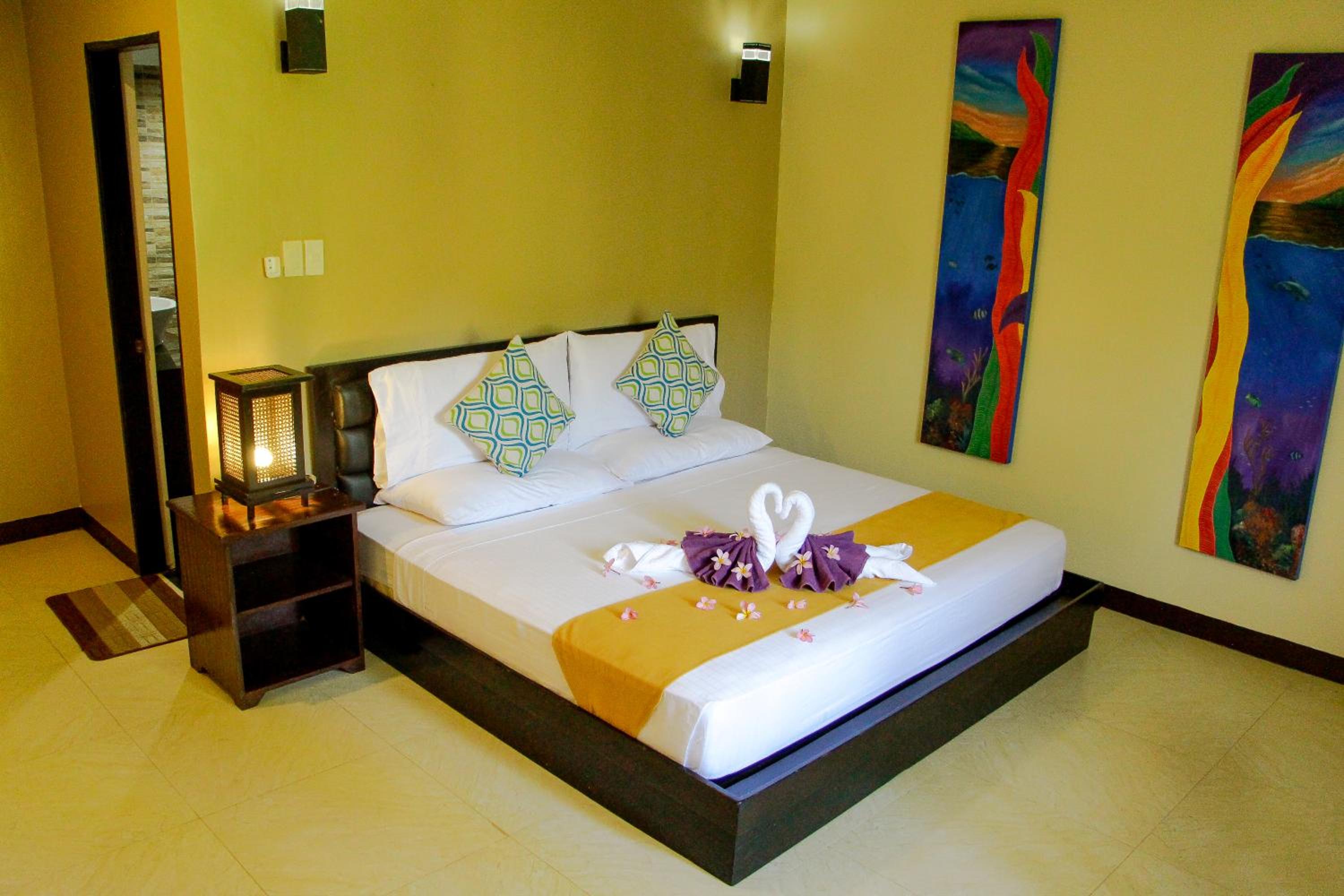Deluxe Suite with Sea View - Photo 5