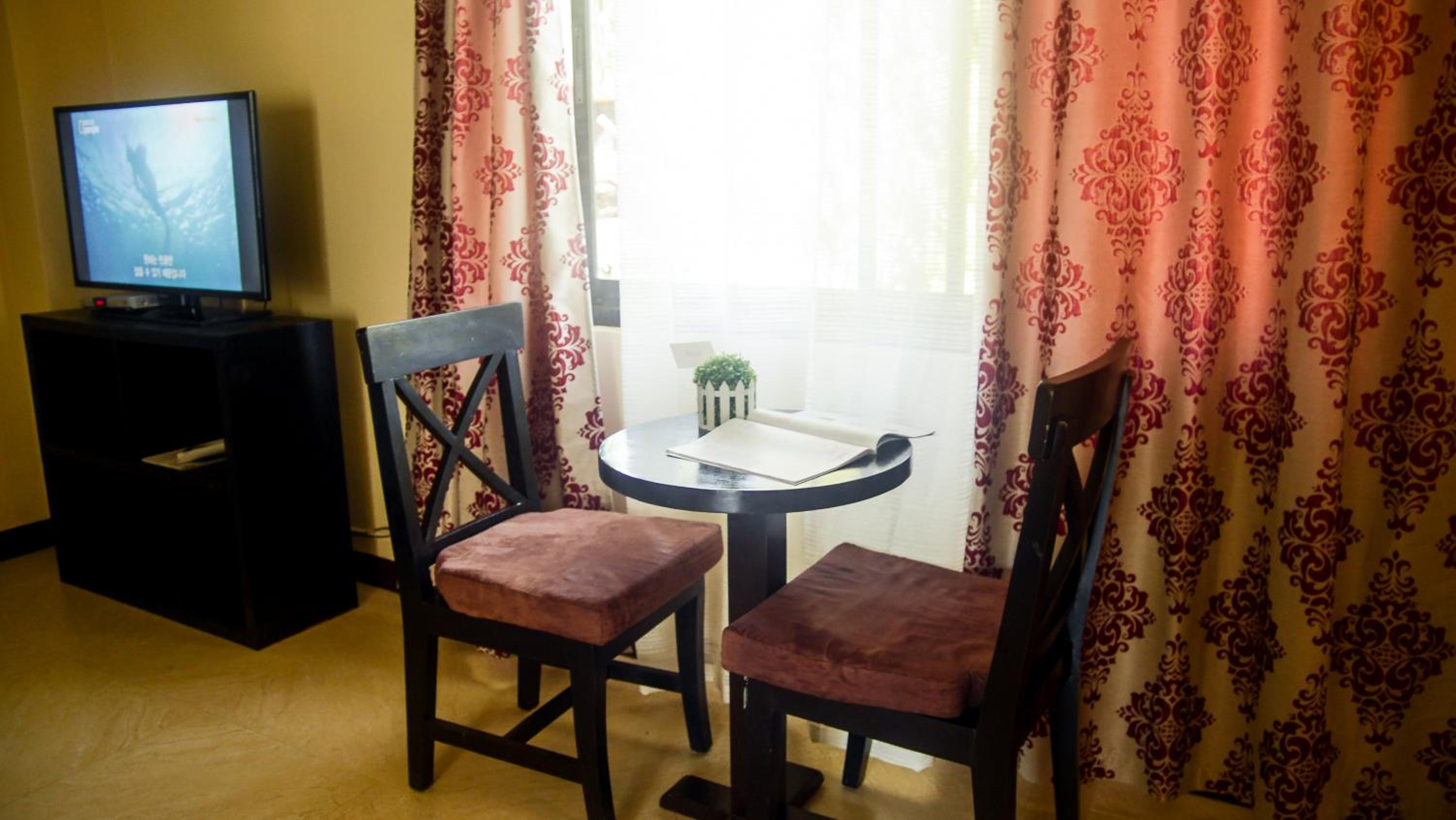 Deluxe Suite with Sea View - Photo 4
