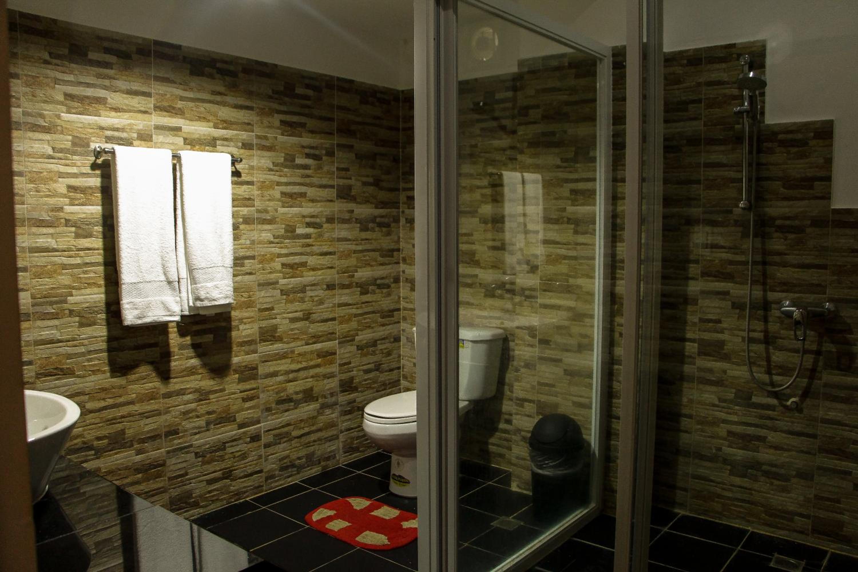Deluxe Suite with Sea View - Photo 3