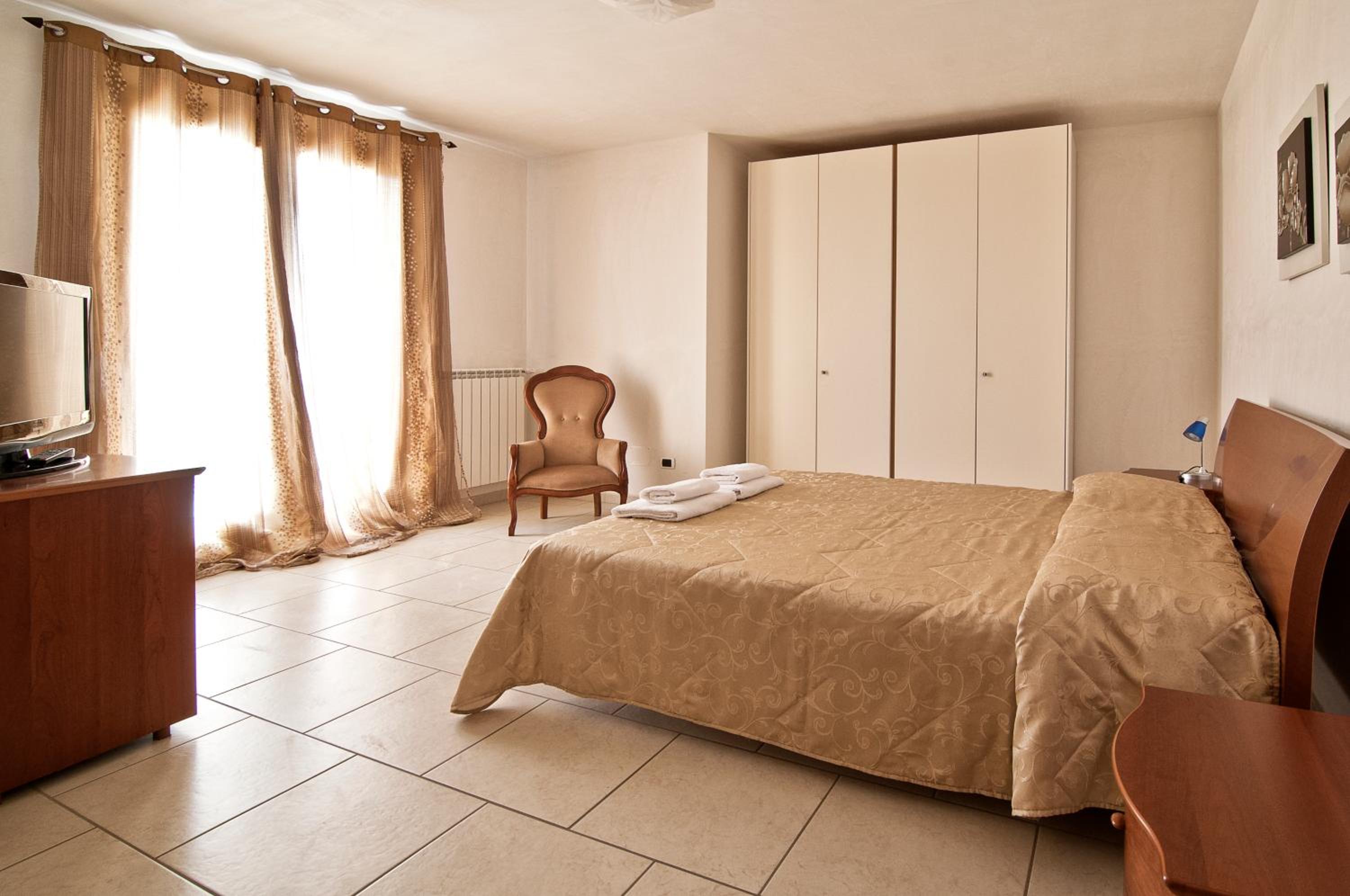 Quadruple Room with Private Bathroom photo 3