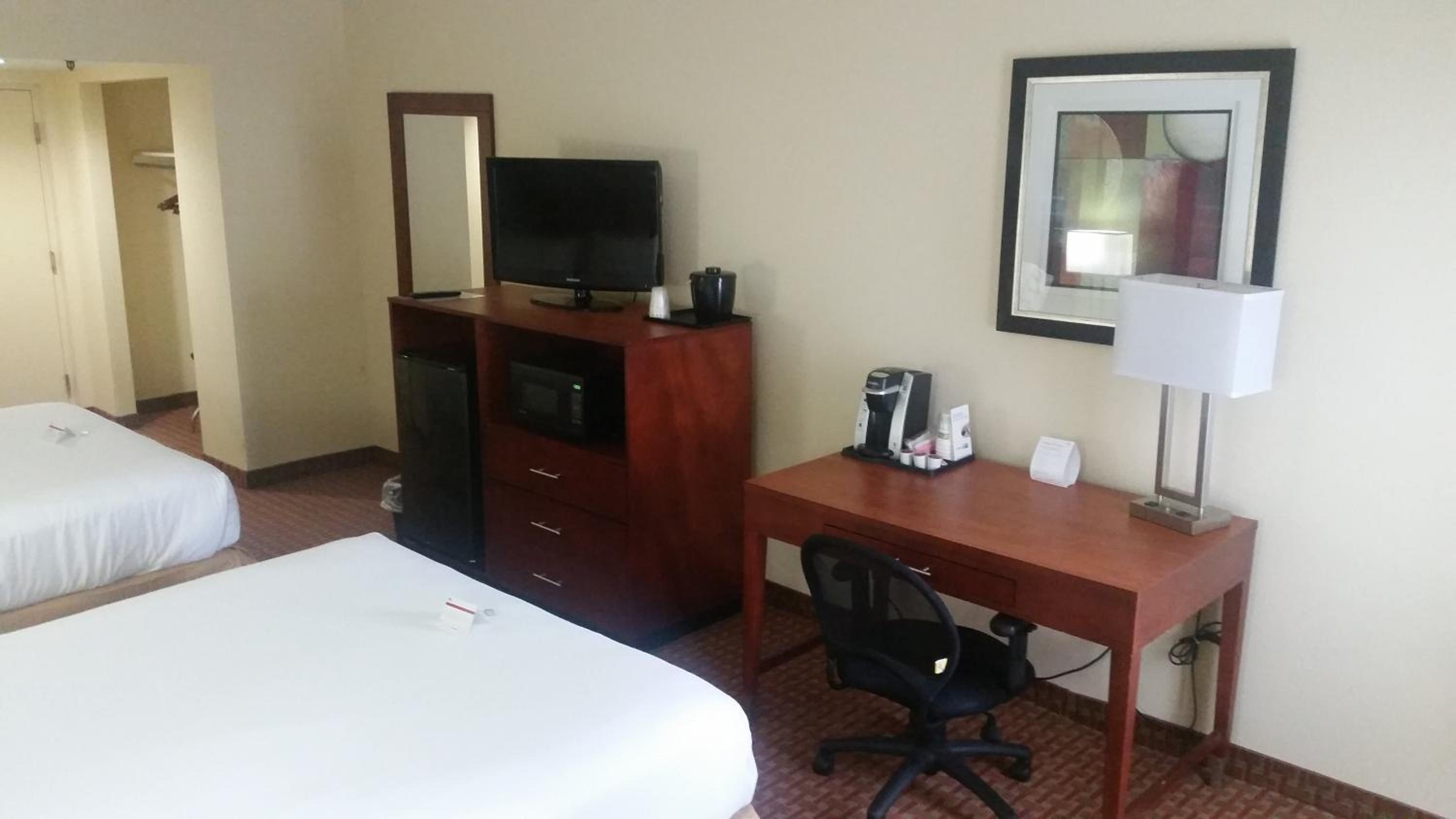 Queen Room with Two Queen Beds - Photo 3