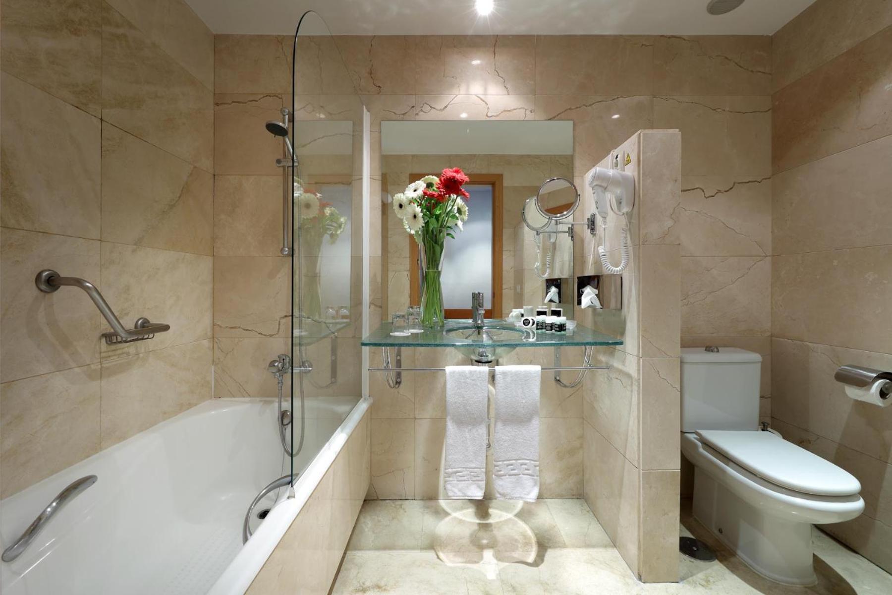 Double or Twin Room - Photo 3