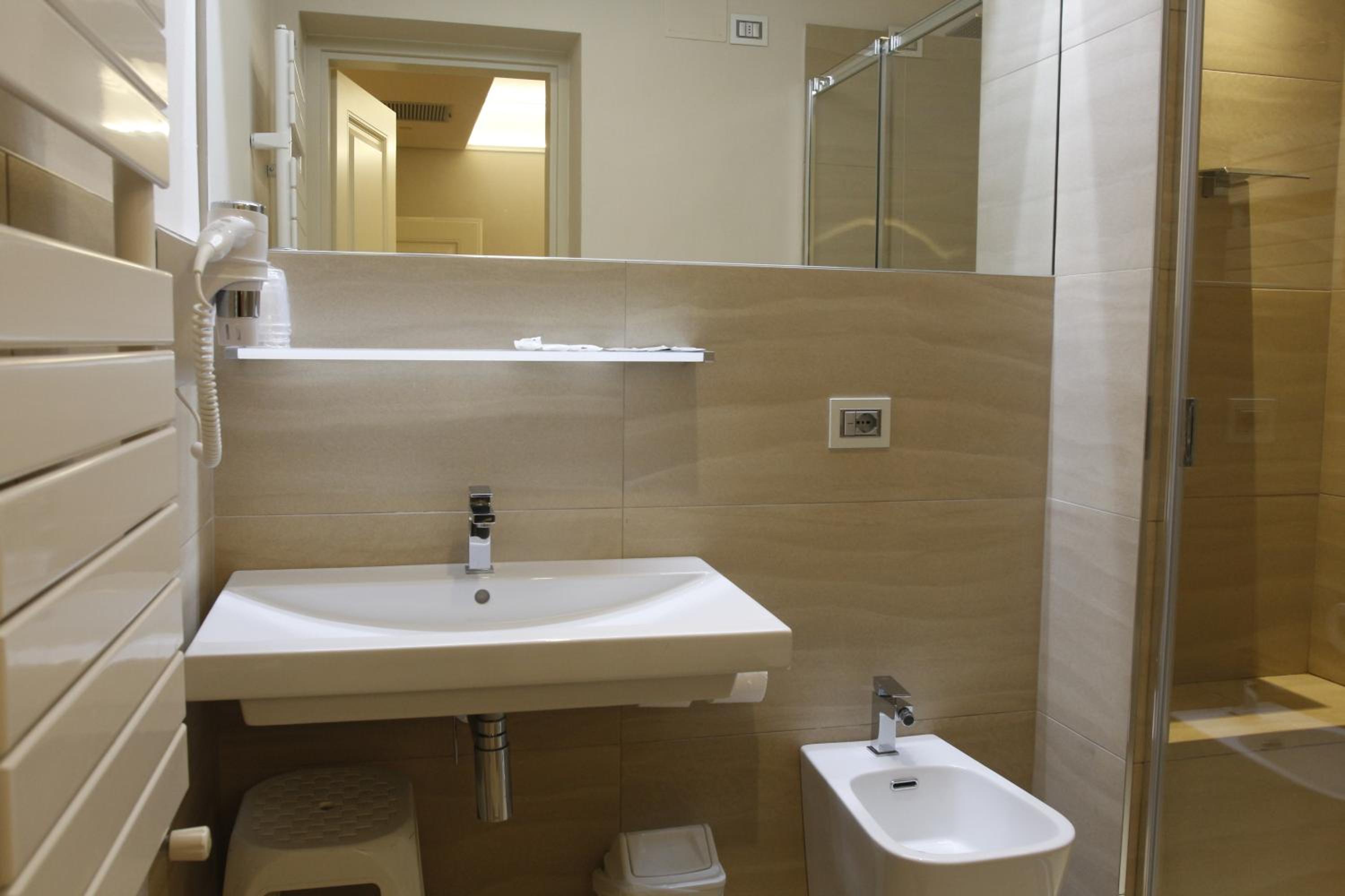 Double Room - Photo 7
