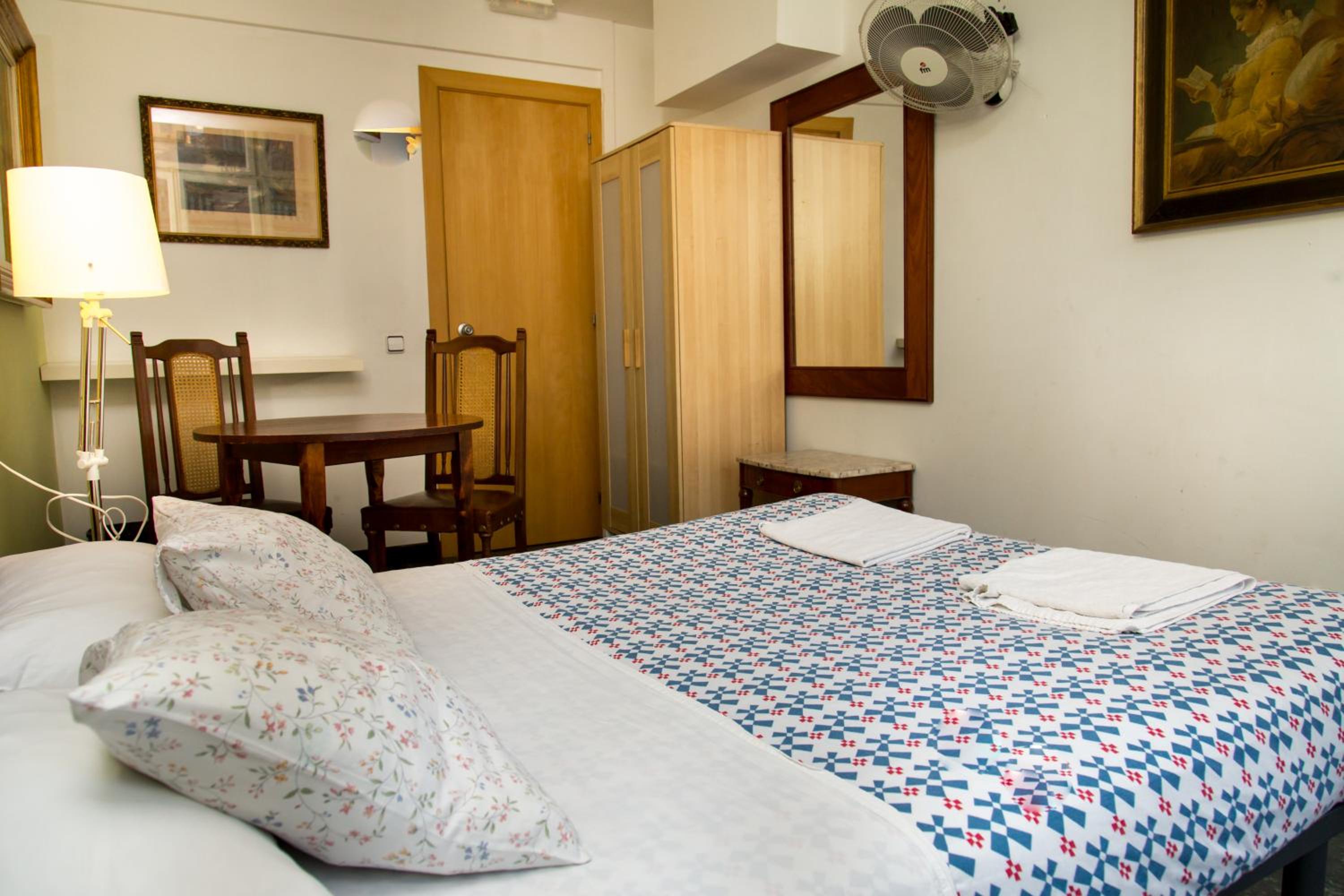 Twin Room with Shared Bathroom photo 2