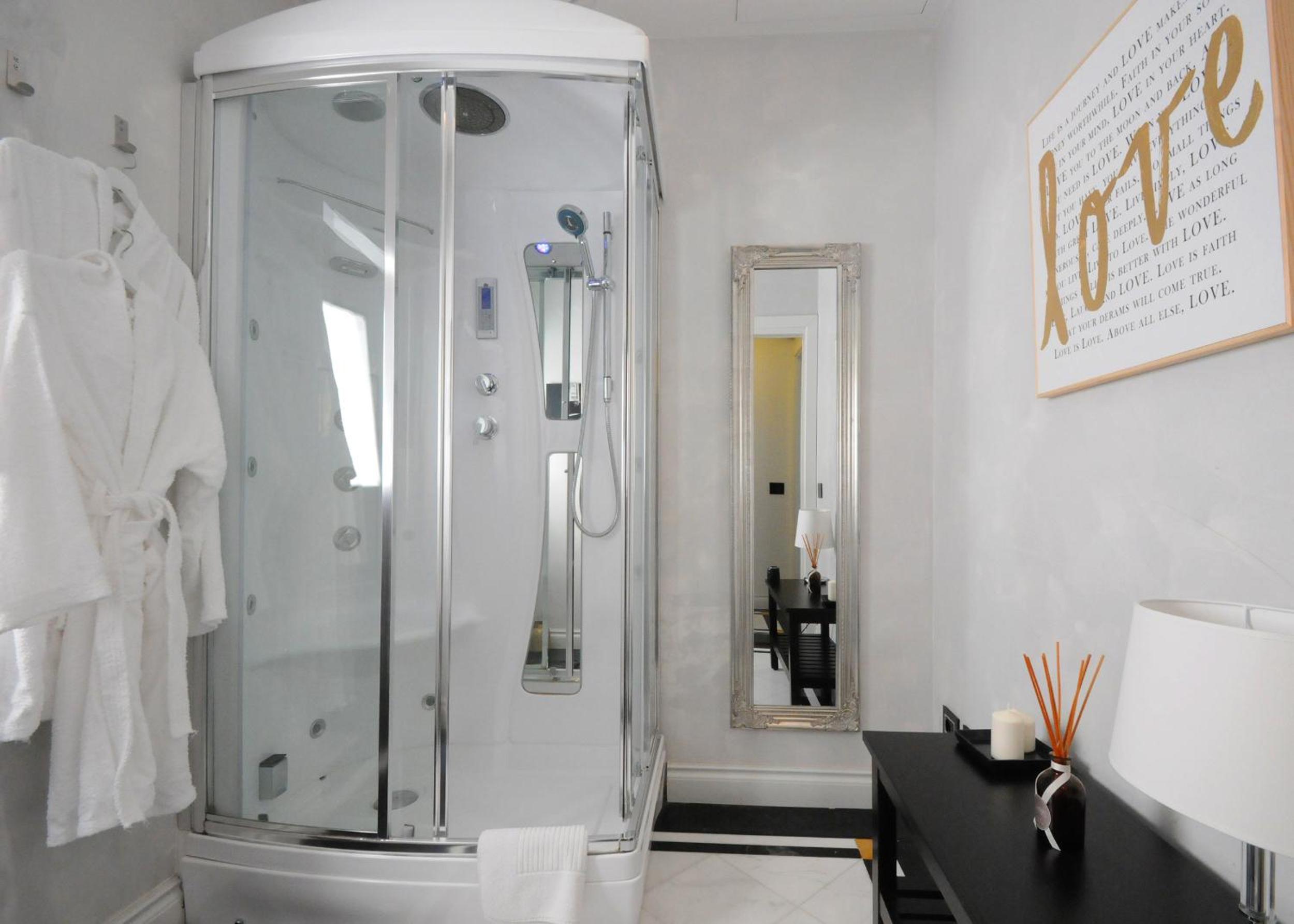 Superior Double Room thumbnail 6