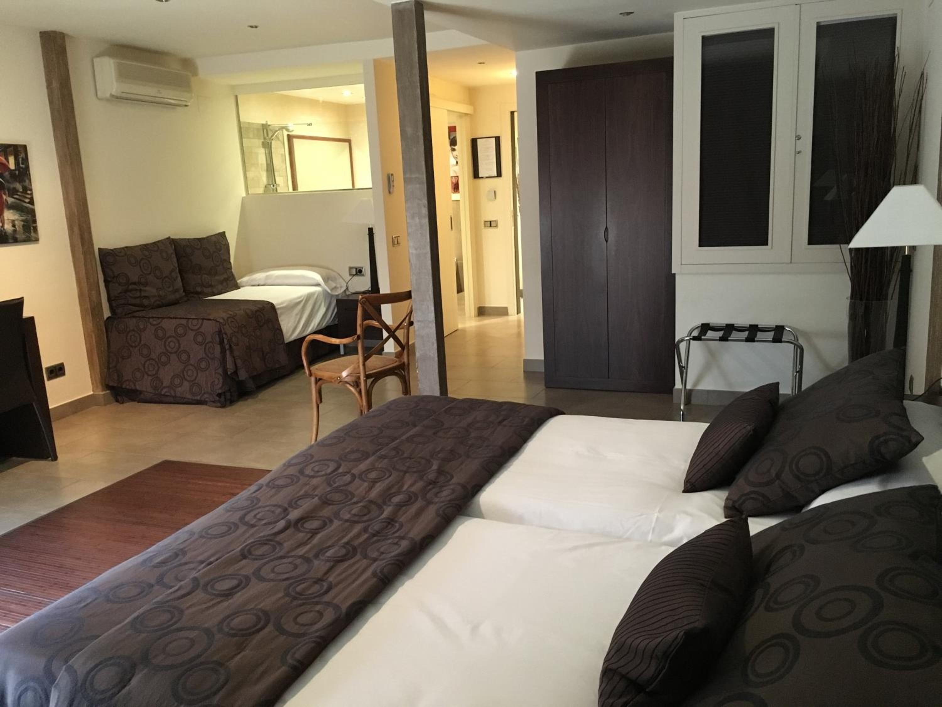 Twin Room - Photo 8