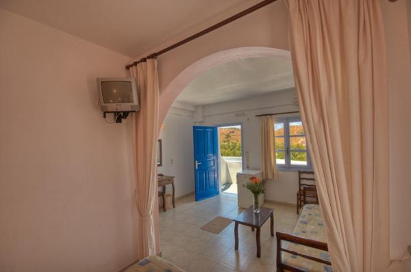 Double or Twin Room with Sea View - Photo 8