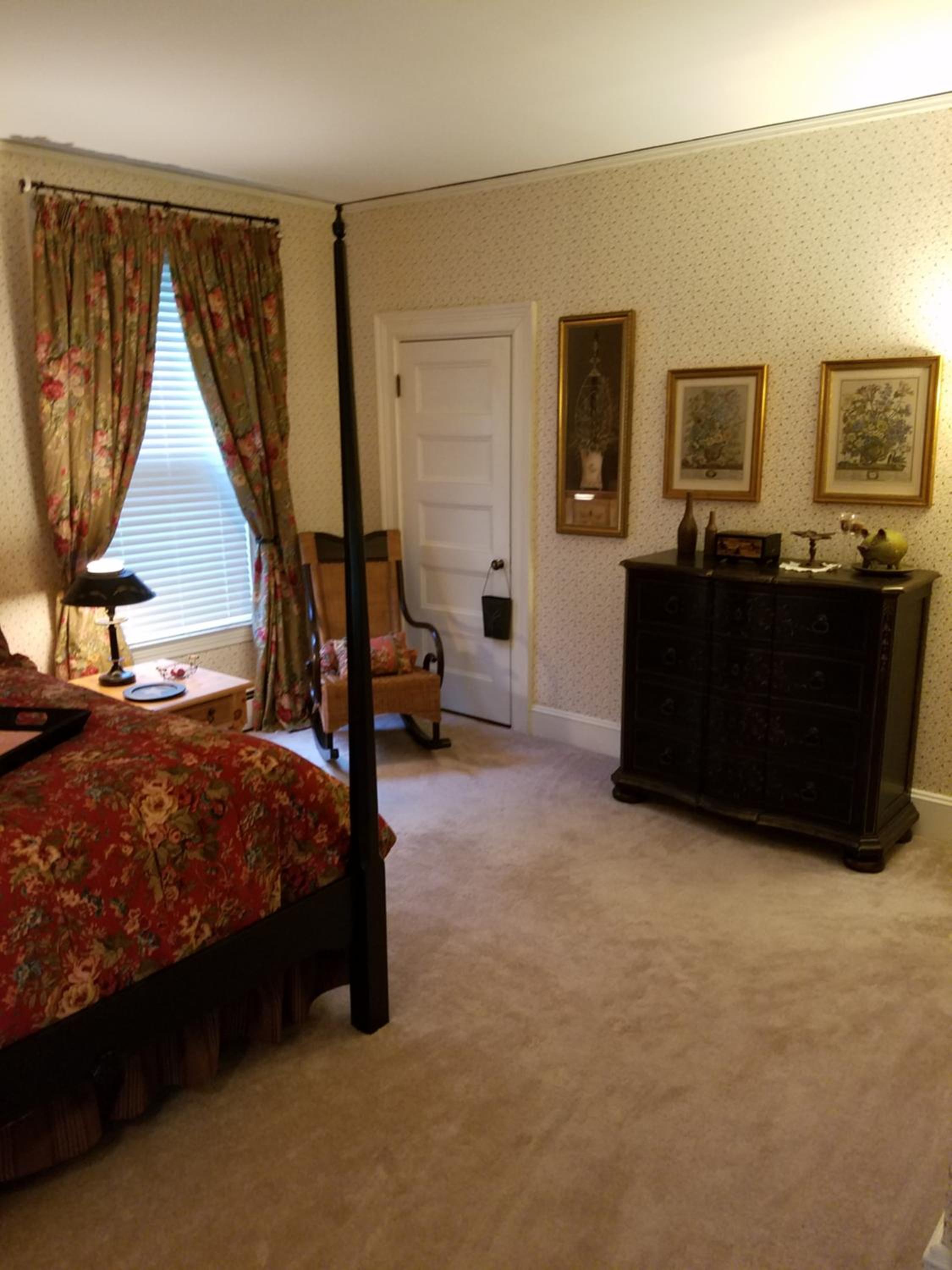Queen Room photo 1