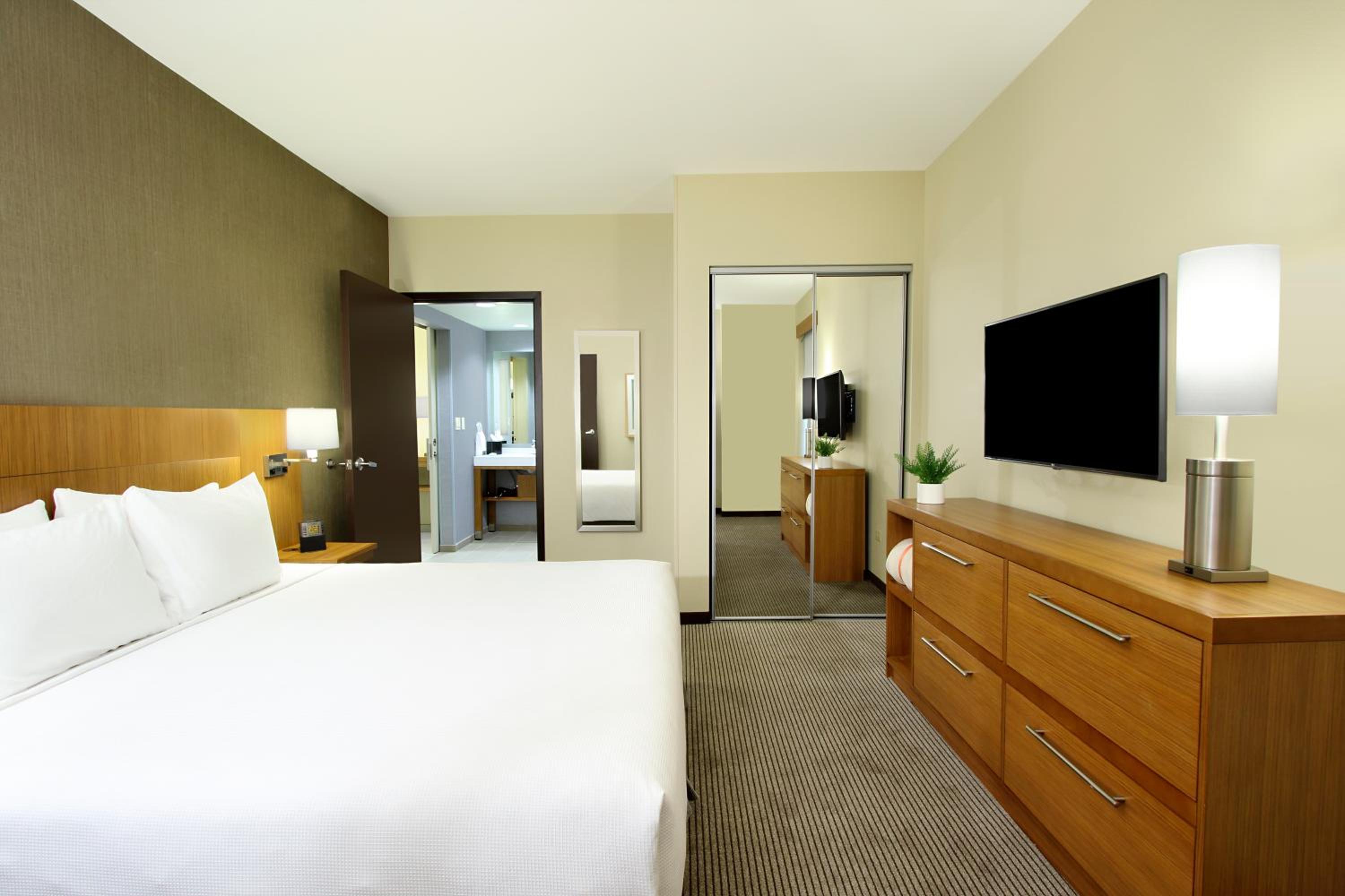 King Room with Sofa Bed - High Floor photo 1