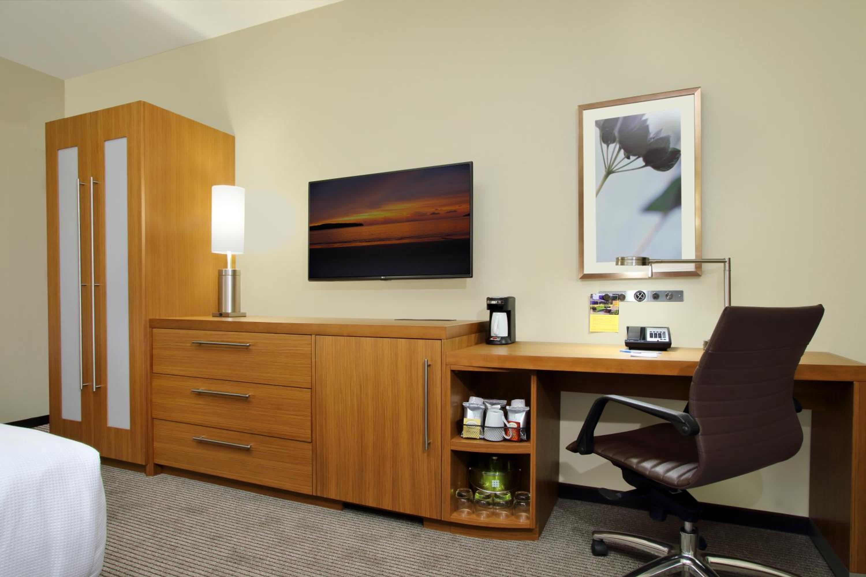 King Room with Sofa Bed and Roll-In Shower - Disability Access photo 1