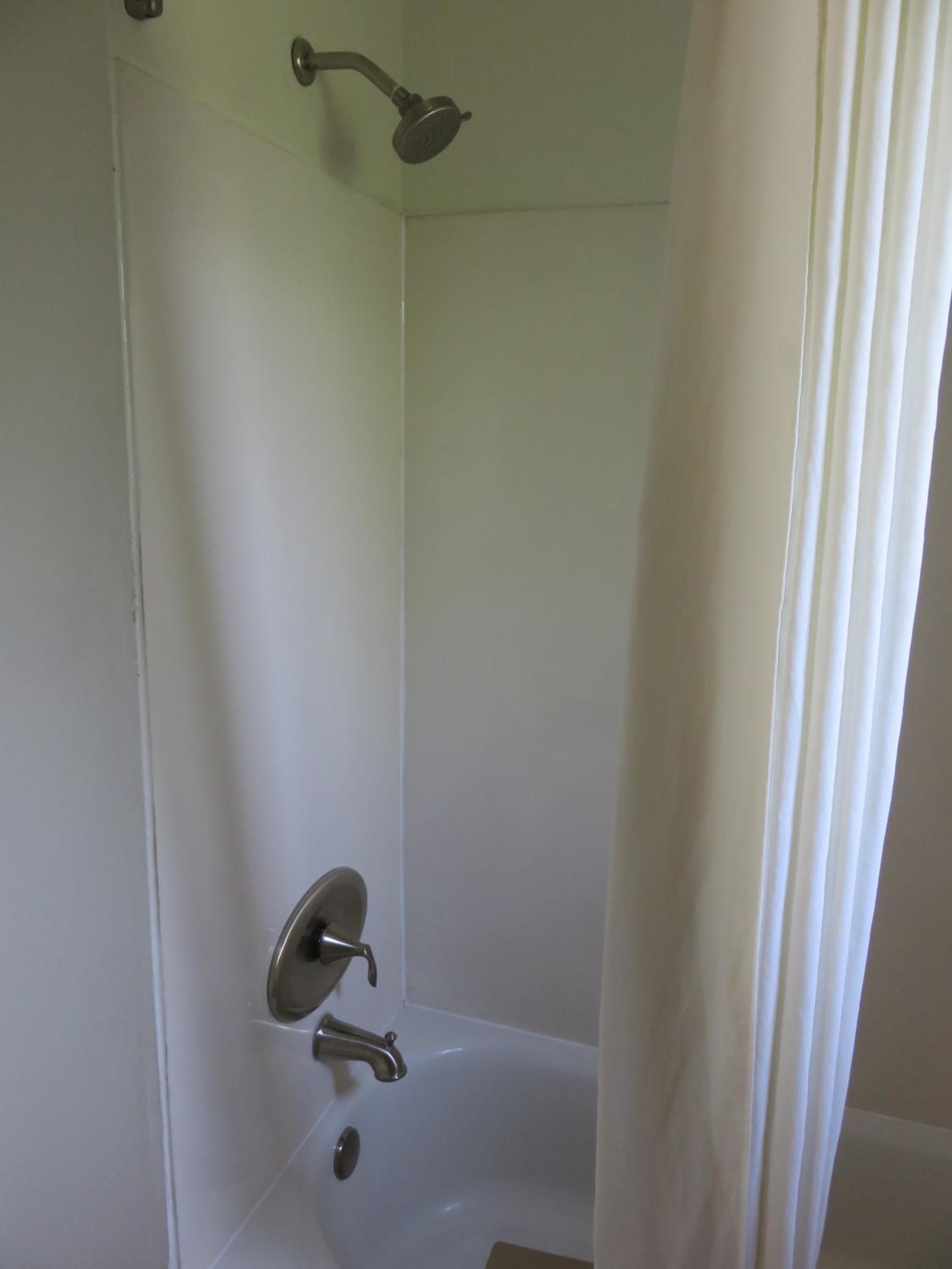 Queen Room with Two Queen Beds - Non-Smoking - Photo 4