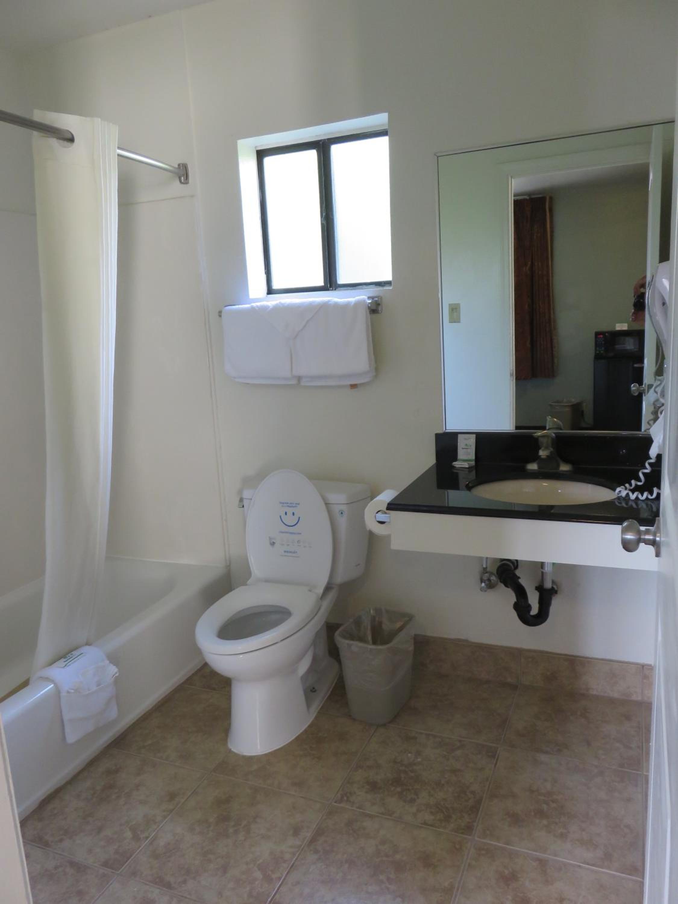 Queen Room with Two Queen Beds - Non-Smoking - Photo 5