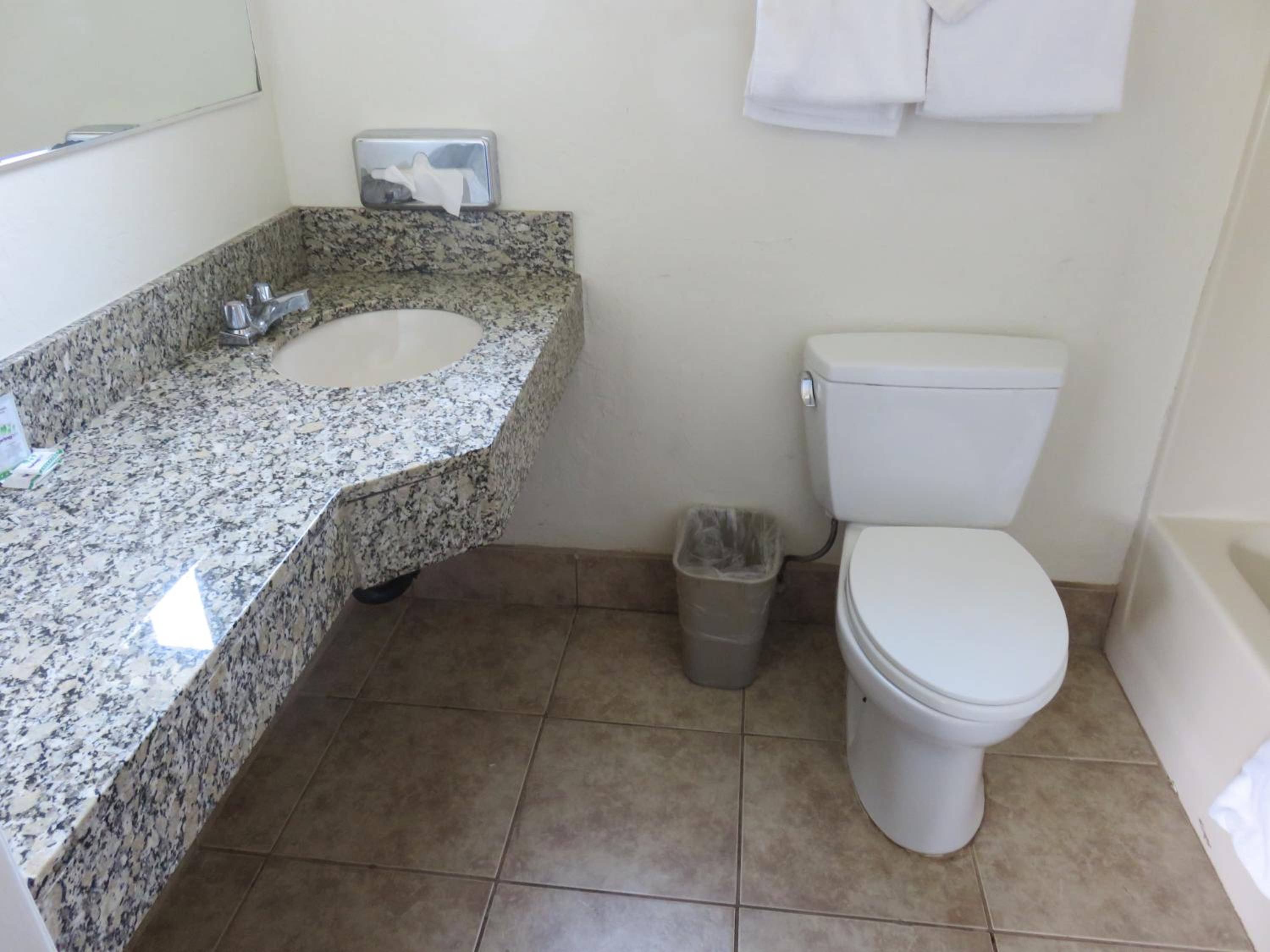 Queen Room with Two Queen Beds - Non-Smoking - Photo 6