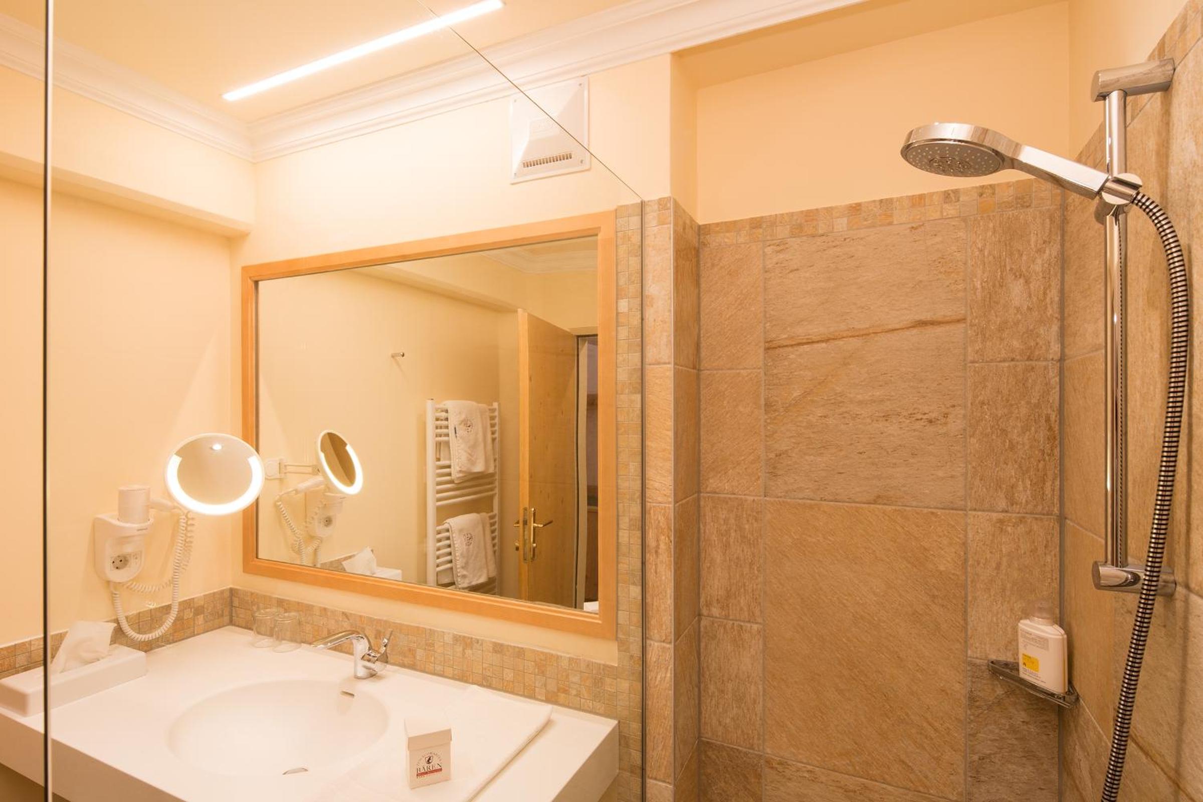 Double Room with Balcony - Photo 3